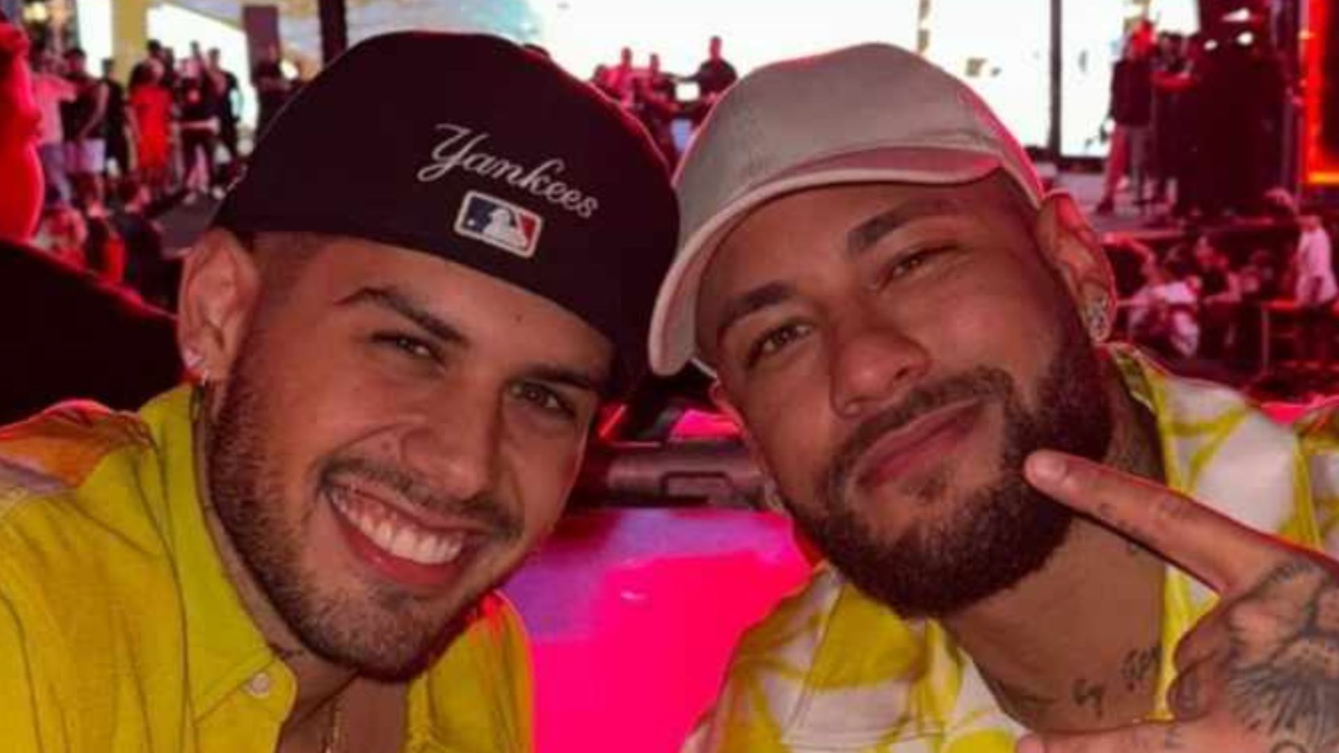 Zé Felipe e Neymar Jr aproveitam cruzeiro e posam juntos em festa