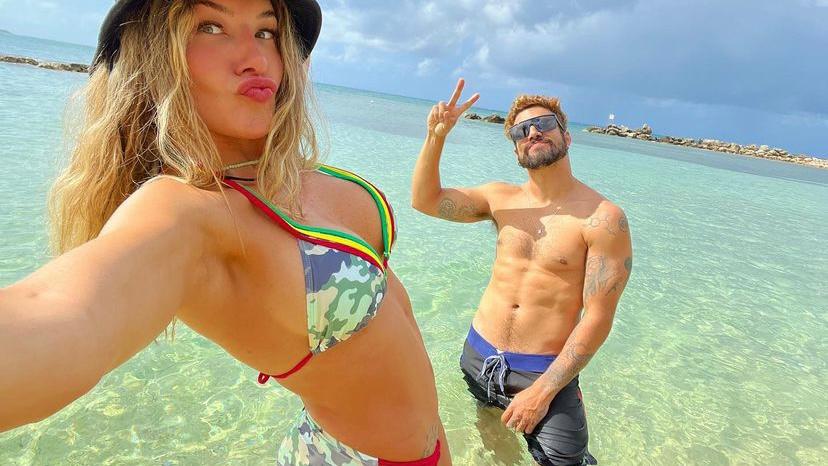 Caio Castro curte dia de praia com a namorada: “Muito amor por aqui”