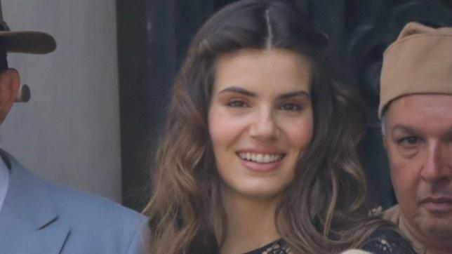 Camila Queiroz aparece caracterizada enquanto grava nova novela no RJ