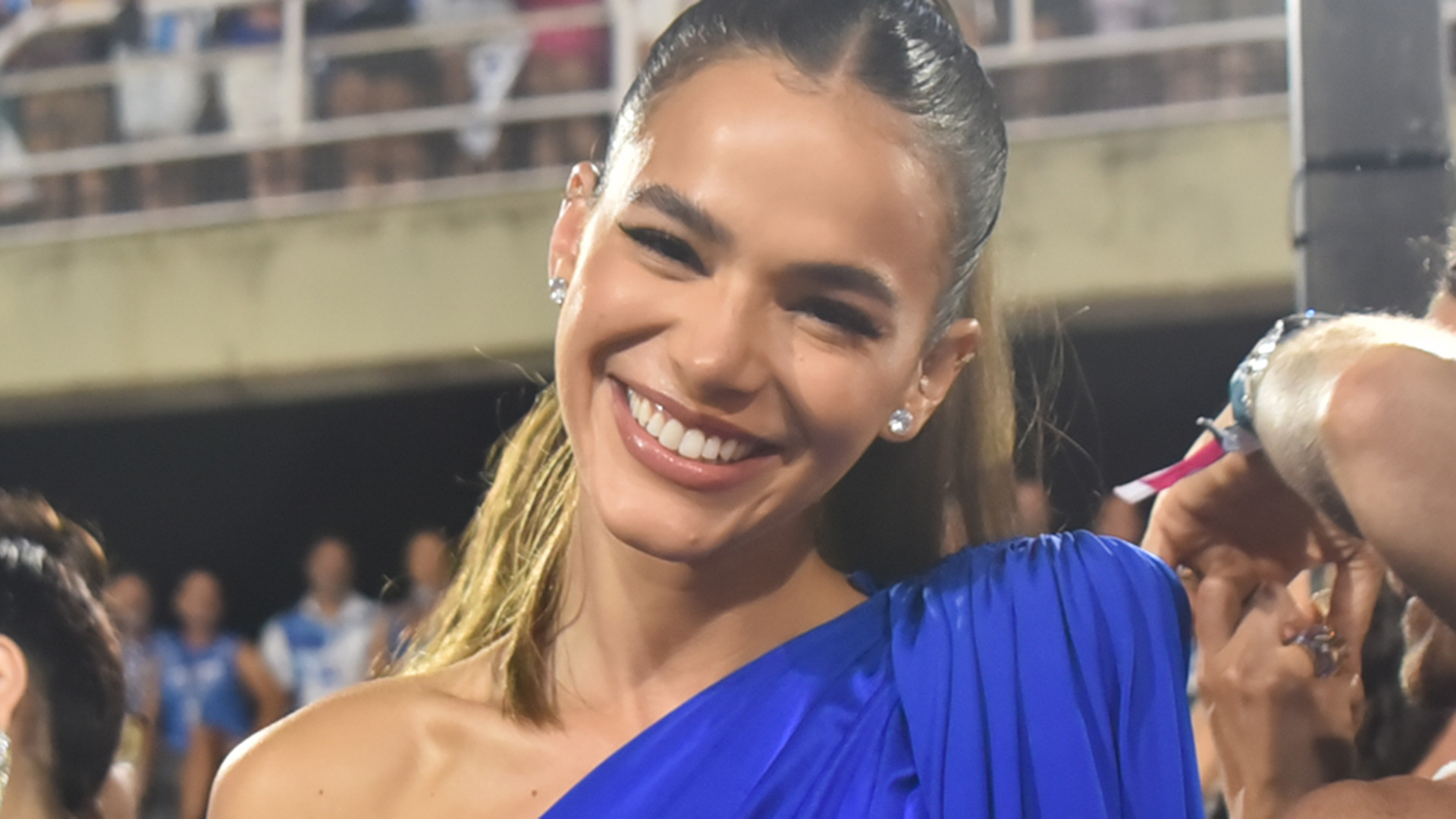 Bruna Marquezine surge com vestido clássico na Sapucaí