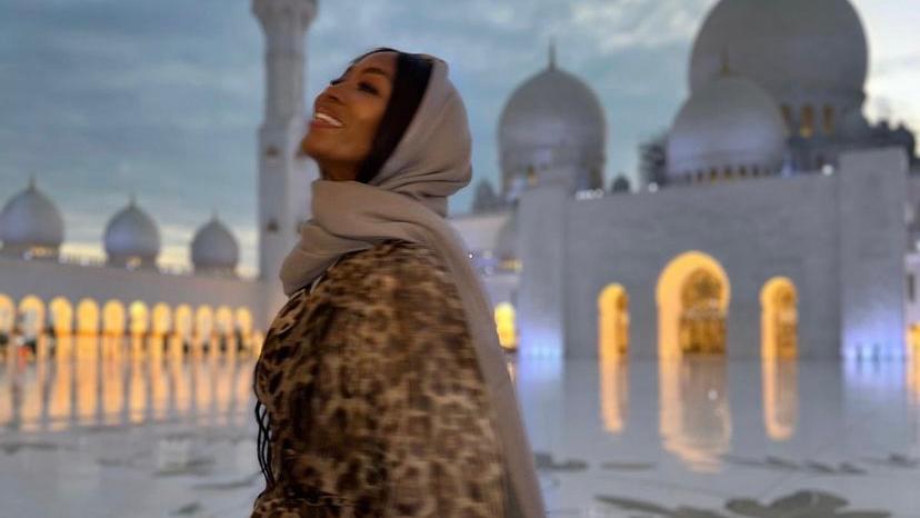 Naomi Campbell compartilha foto rara com filha durante viagem