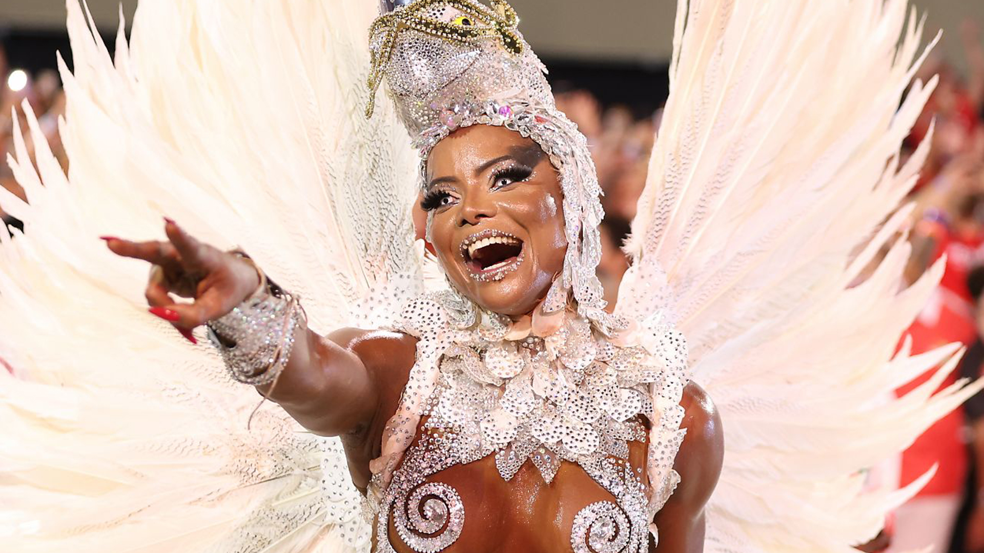 Com lente colorida nos olhos, Adriana Bombom surge de águia na Sapucaí