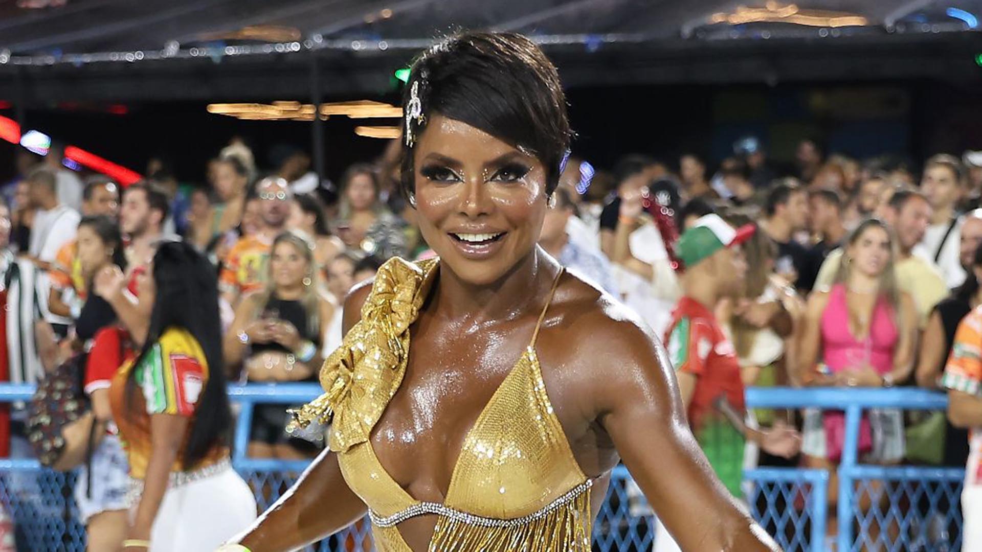 Adriana Bombom exibe corpão musculoso em fantasia mínima no pré-carnaval