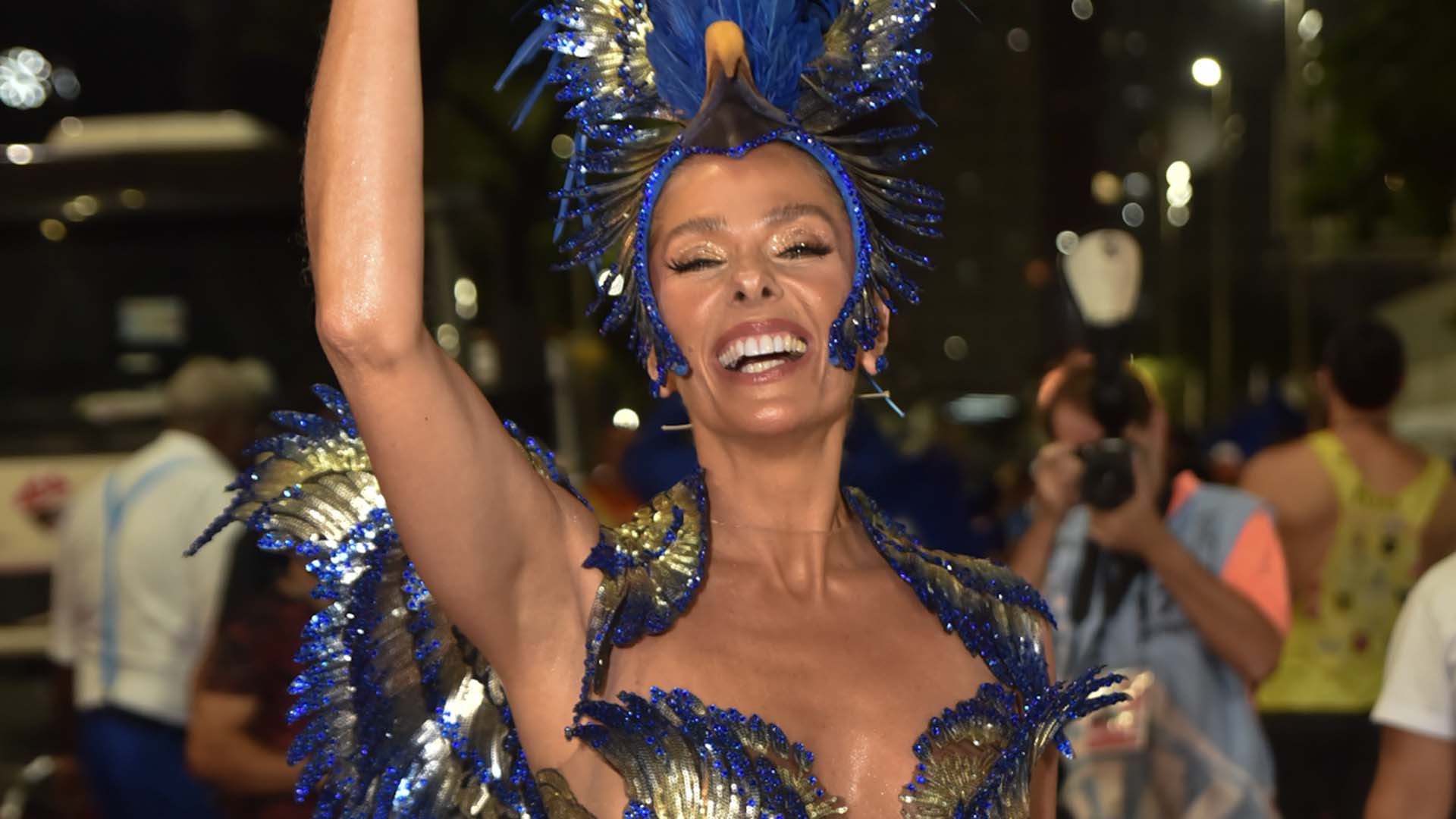 Adriane Galisteu se veste de águia para desfile da Portela e recebe o apoio da família