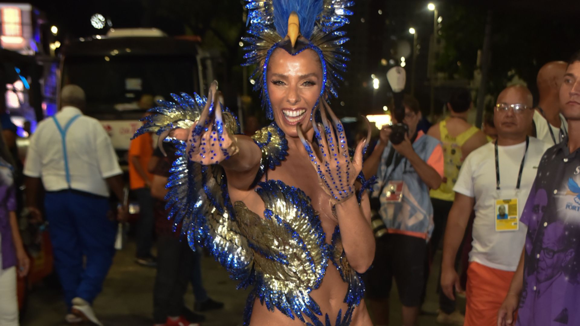 Adriane Galisteu rebate críticas por excessos de pelos em desfile: “Sempre tive cabeluda”