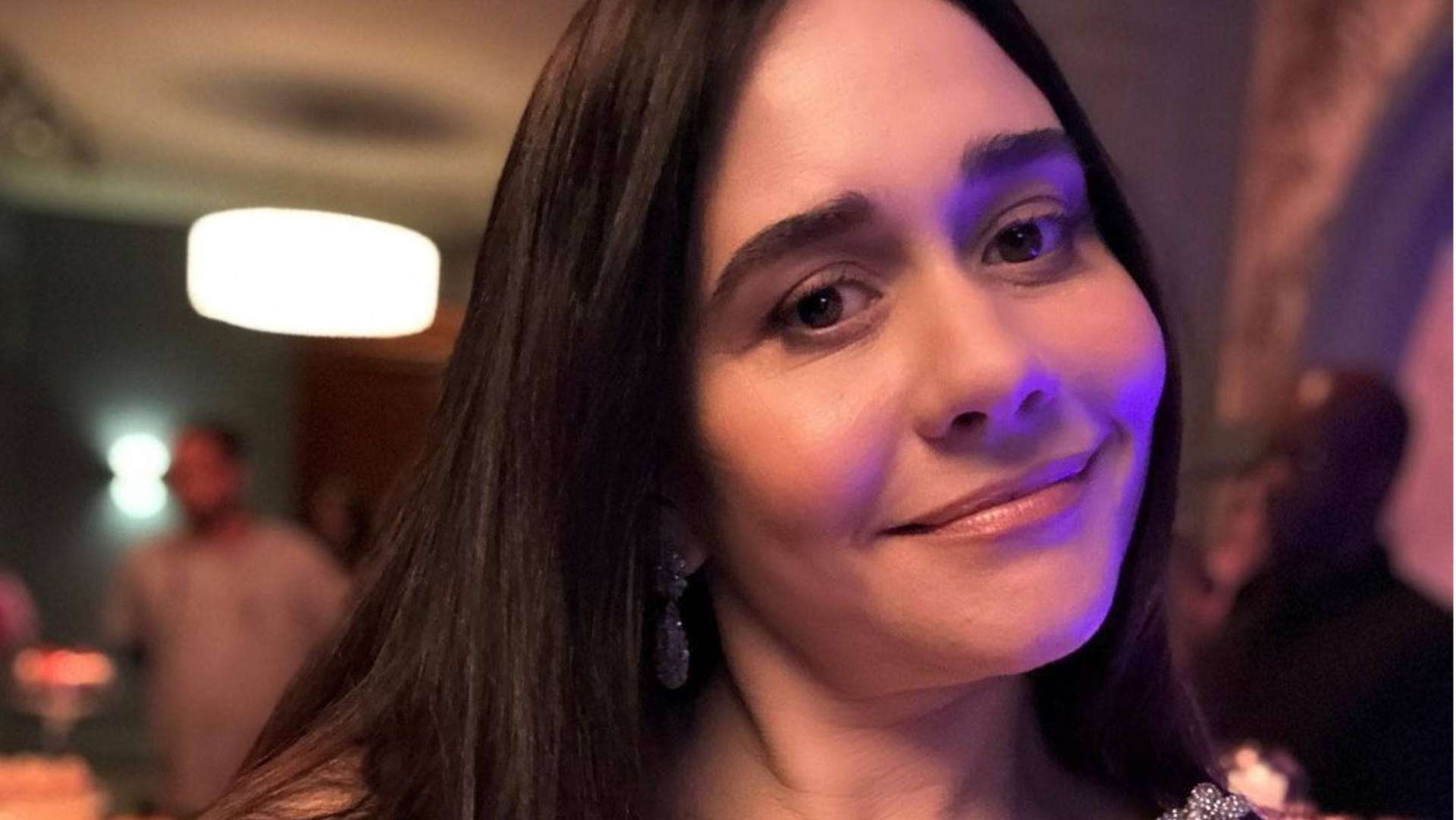 De vestido aberto, Alessandra Negrini coloca decotão marcado para jogo: ”Obra de arte”