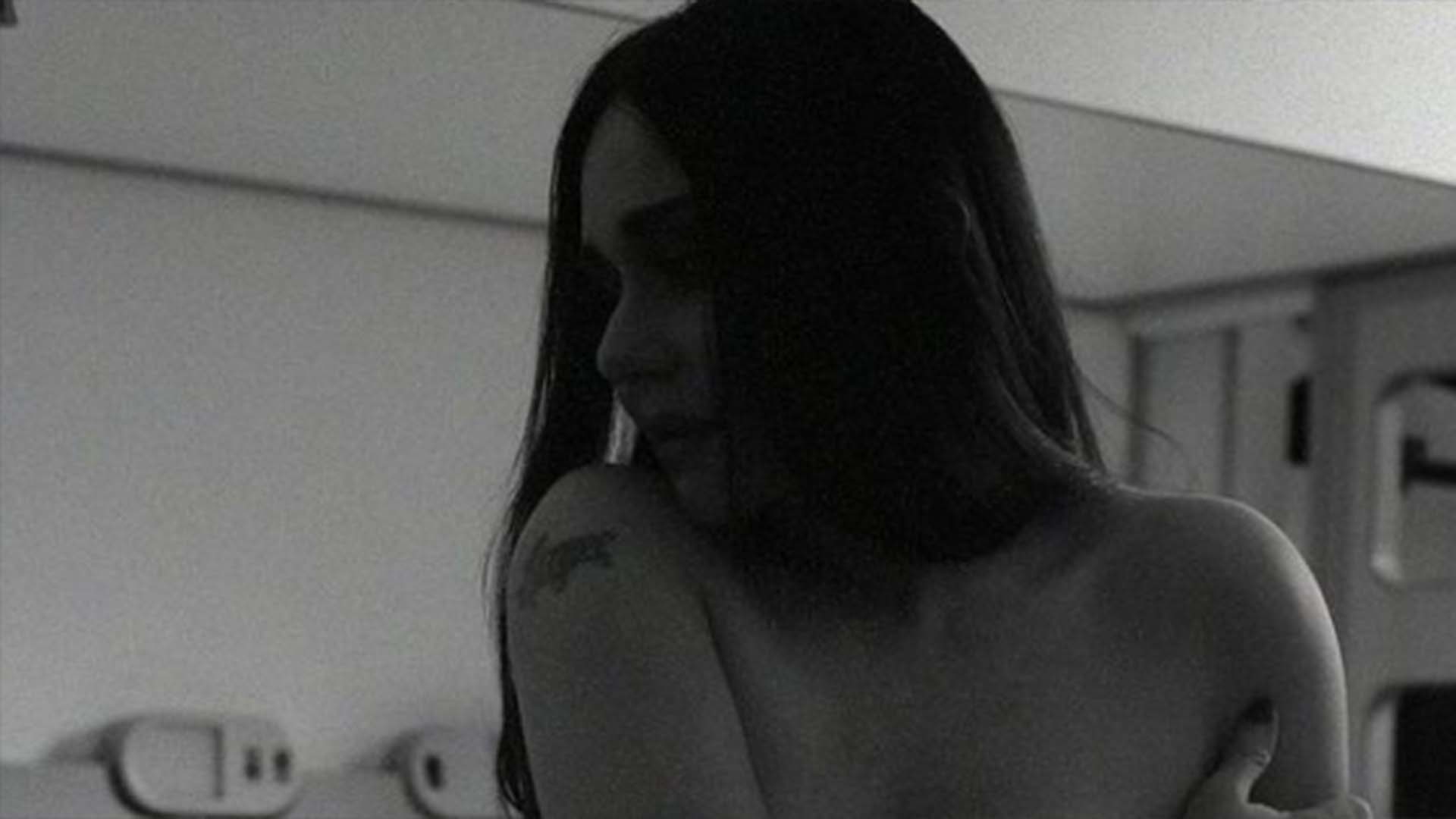 Alessandra Negrini surge de topless em foto ousada