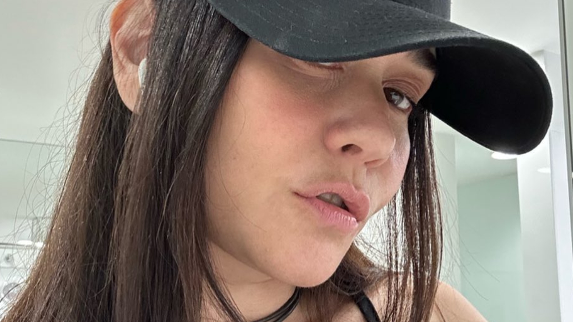 Alessandra Negrini esbanja beleza ao posar de boné e brinca: ”Ganho superpoderes”