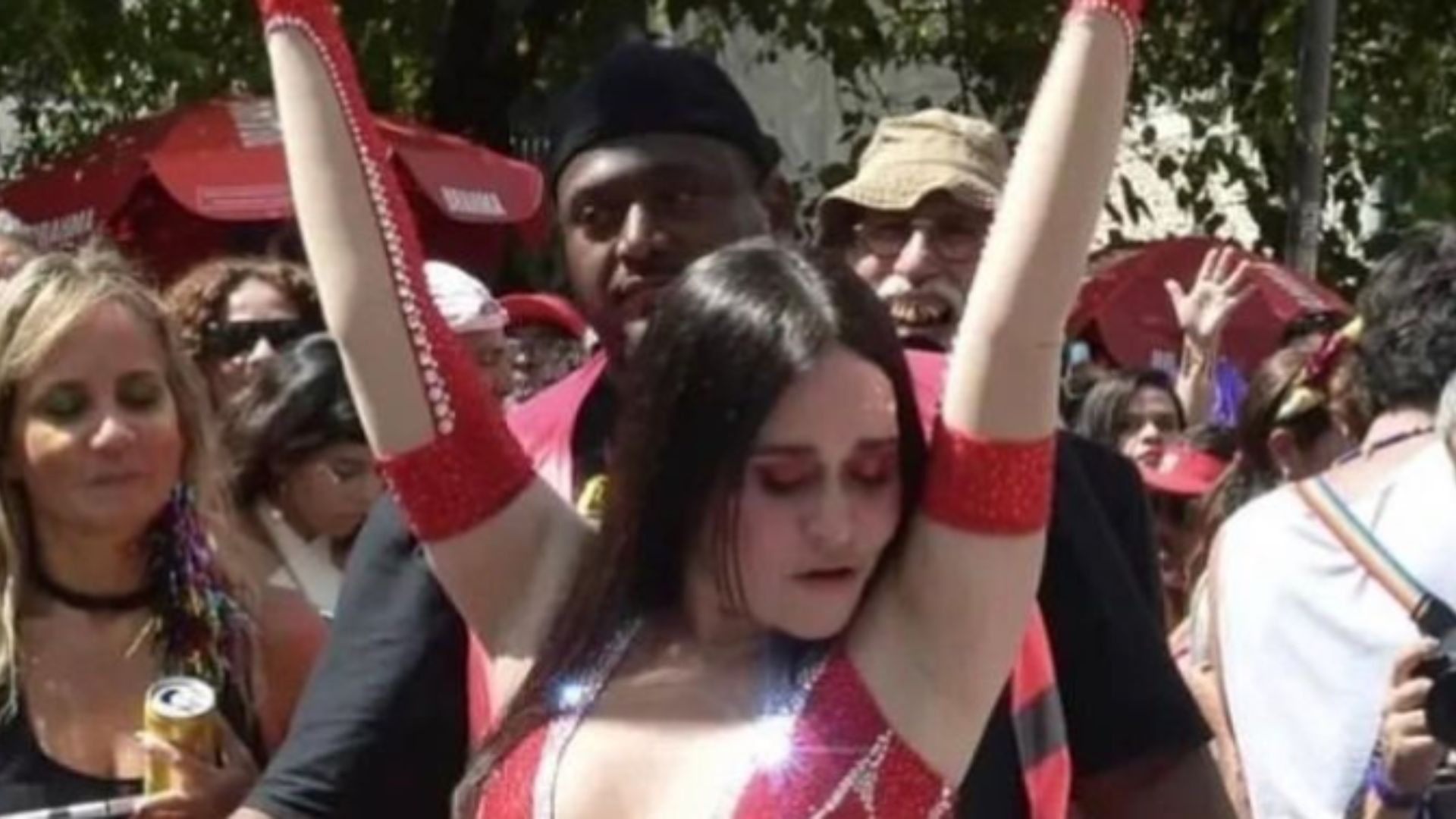Aos 52 anos, Alessandra Negrini elege look transparente para cair na folia: ”Gata”