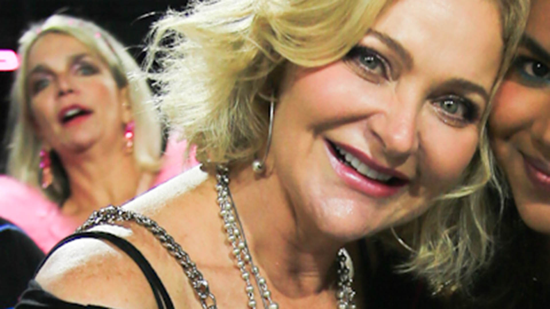Alexandra Richter faz rara aparição com a filha no carnaval do Rio de Janeiro