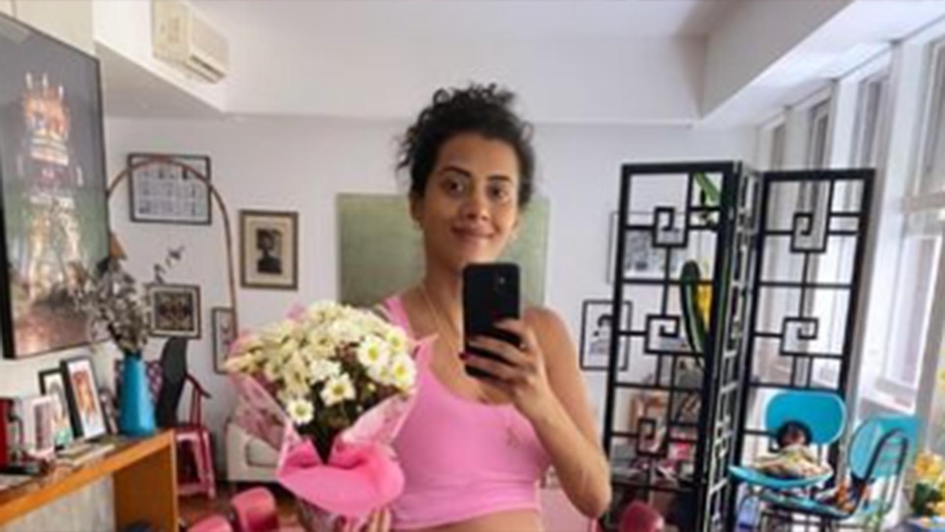 Grávida, Aline Midlej deixa a barriga à mostra em look de ginástica