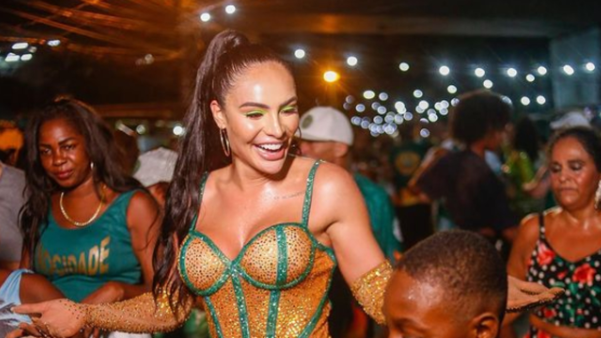 Aline Mineiro entra em pânico depois de acidente na Sapucaí