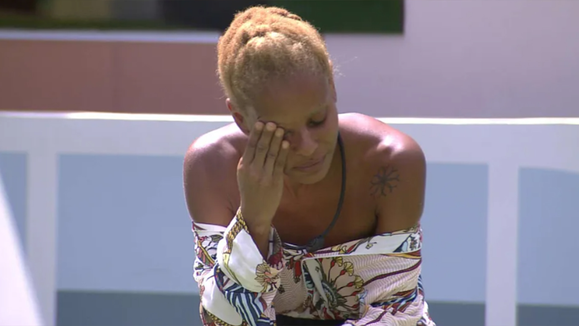 BBB 23: Sozinha, Aline Wirley cai no choro no jardim do reality show