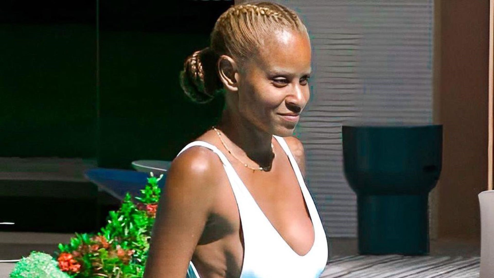 BBB 23: Aline Wirley aparece de maiô branco e coloca corpão para jogo