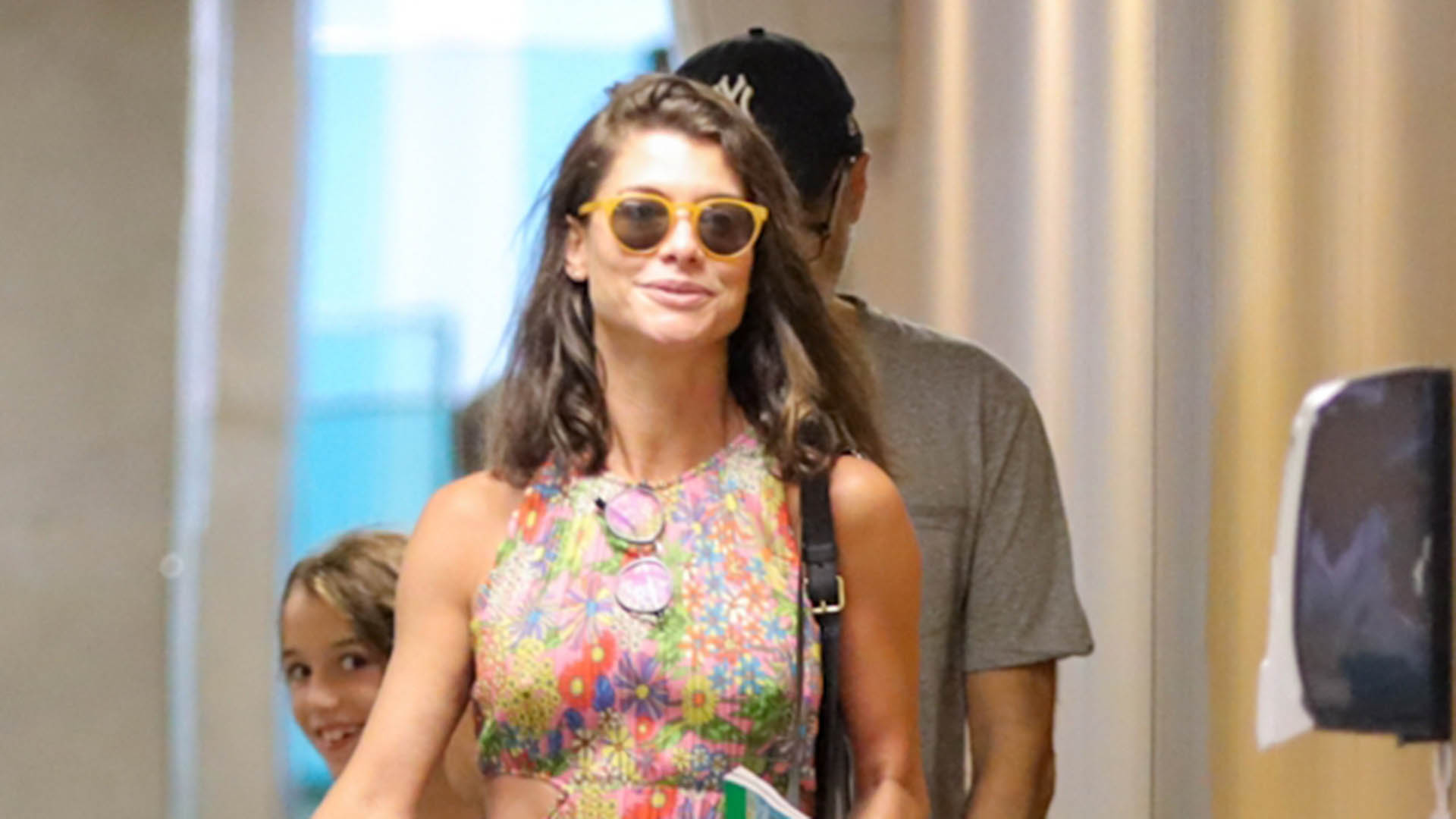 Alinne Moraes faz rara aparição com o filho e o marido durante passeio