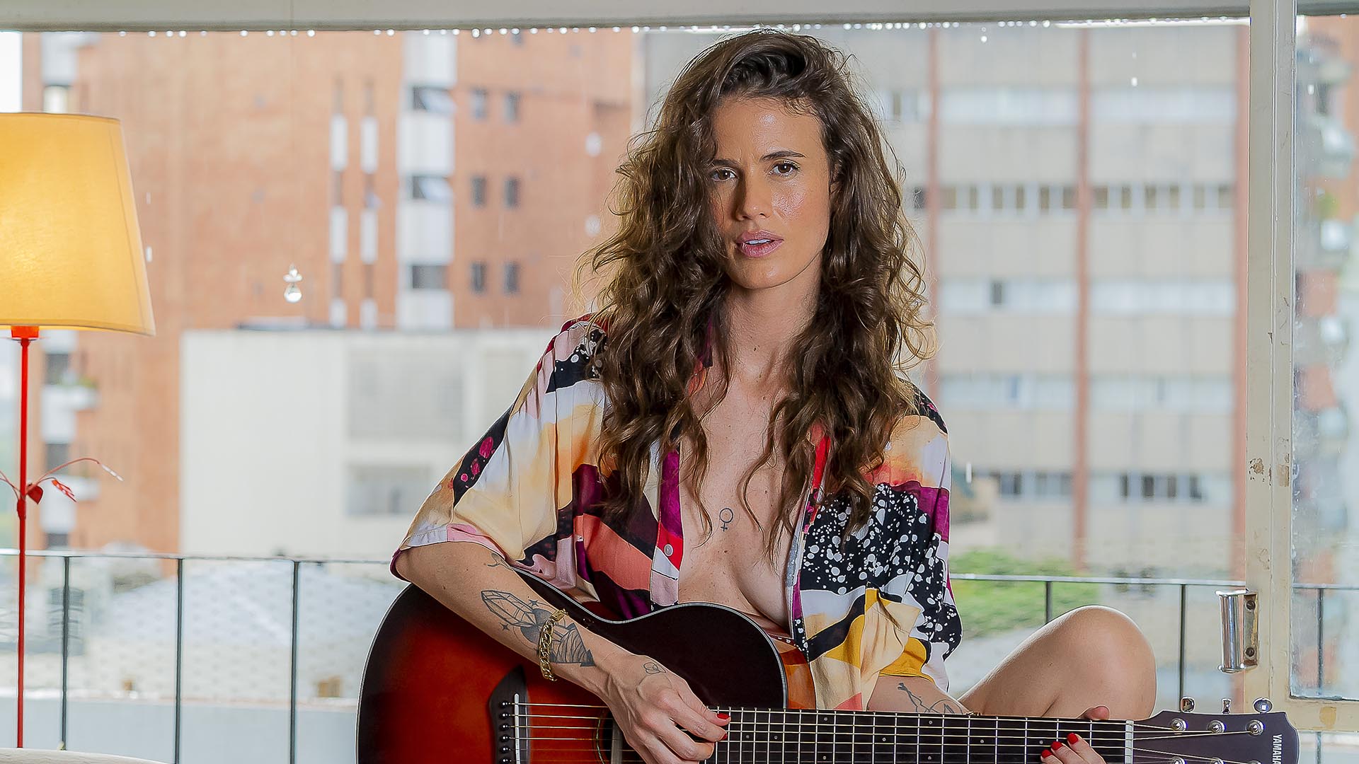 Ana Cañas mergulha em fase longe de cobranças
