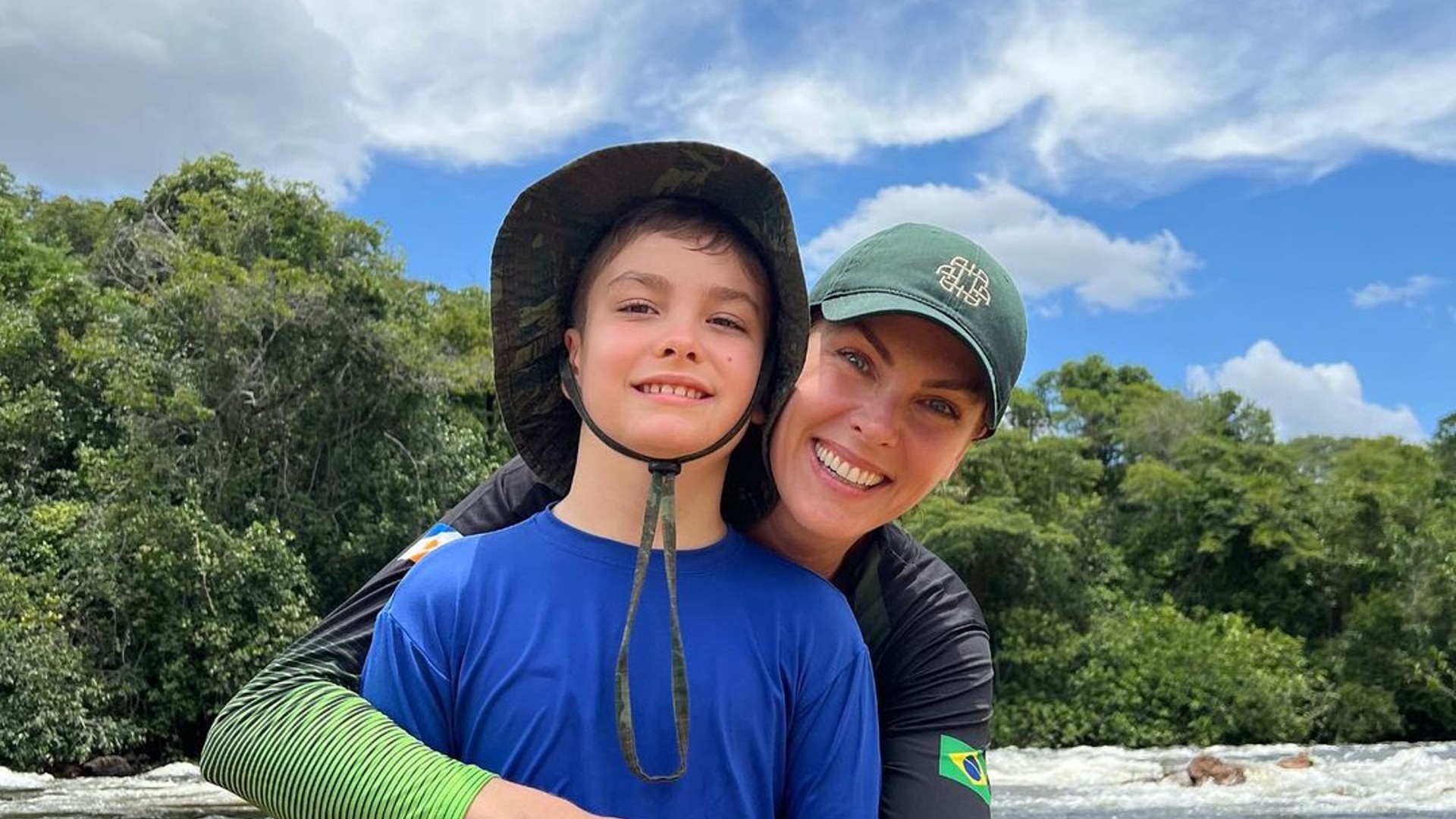Ana Hickmann abre álbum de fotos fazendo rafting com o filho