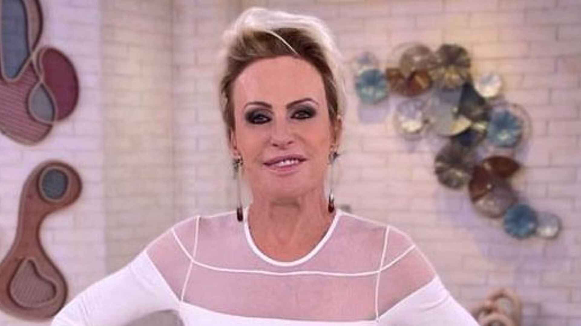Afastando rumores de aposentadoria, Ana Maria Braga renova contrato com a Globo por mais dois anos