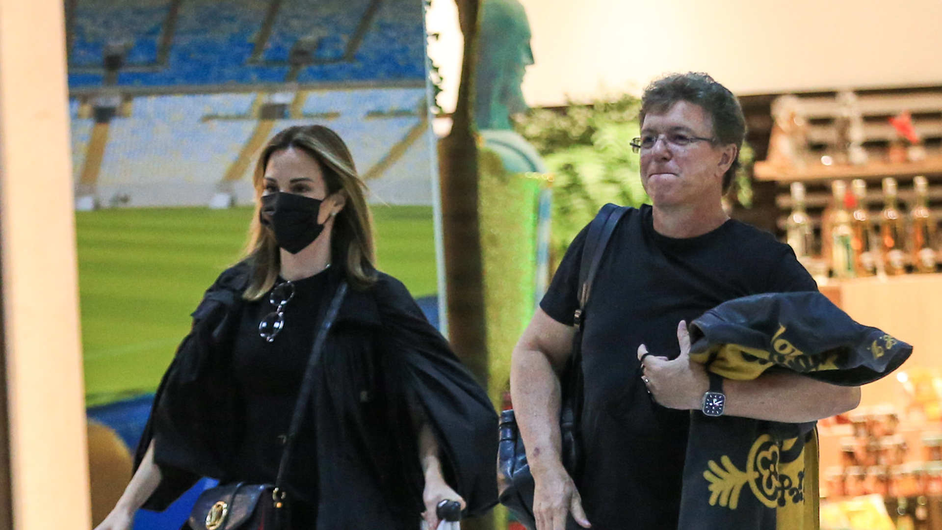 Boninho é flagrado no aeroporto e explica o motivo da viagem