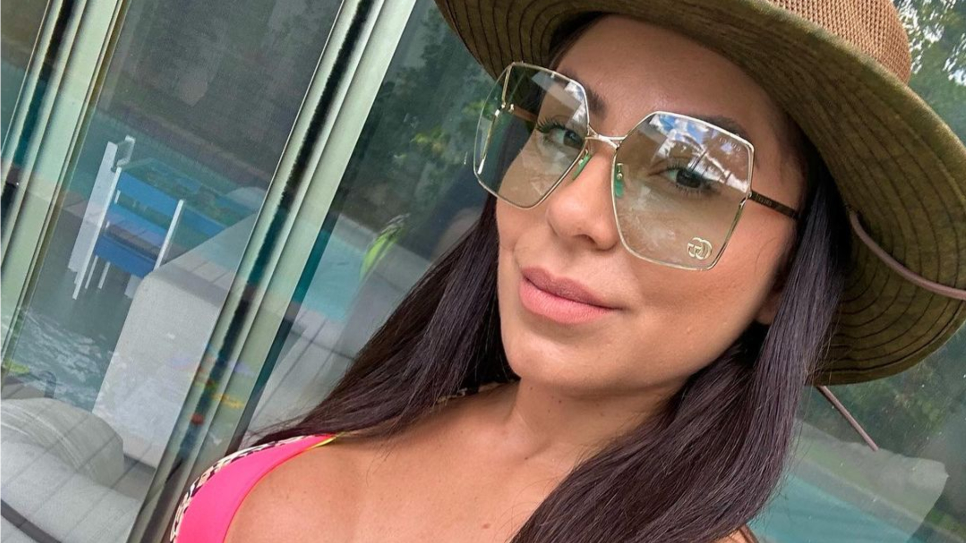 De biquíni, Andressa Ferreira ostenta decote turbinado e barriga trincada: ”Corpo perfeito”