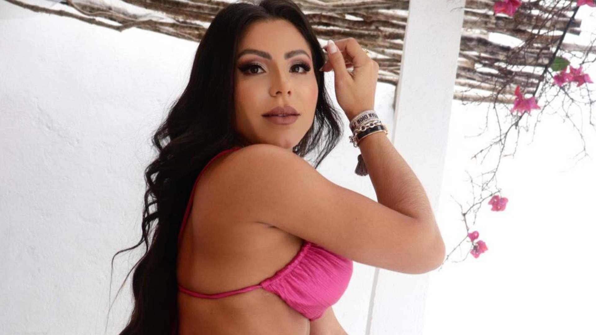 De biquíni pequeno, Andressa Ferreira ostenta corpaço turbinado: ”Linda demais”