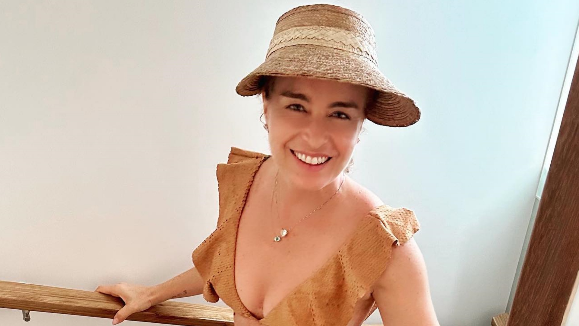 Aos 49 anos, Angélica chama atenção ao exibir barriga negativa em cliques de biquíni: “Tá gata”