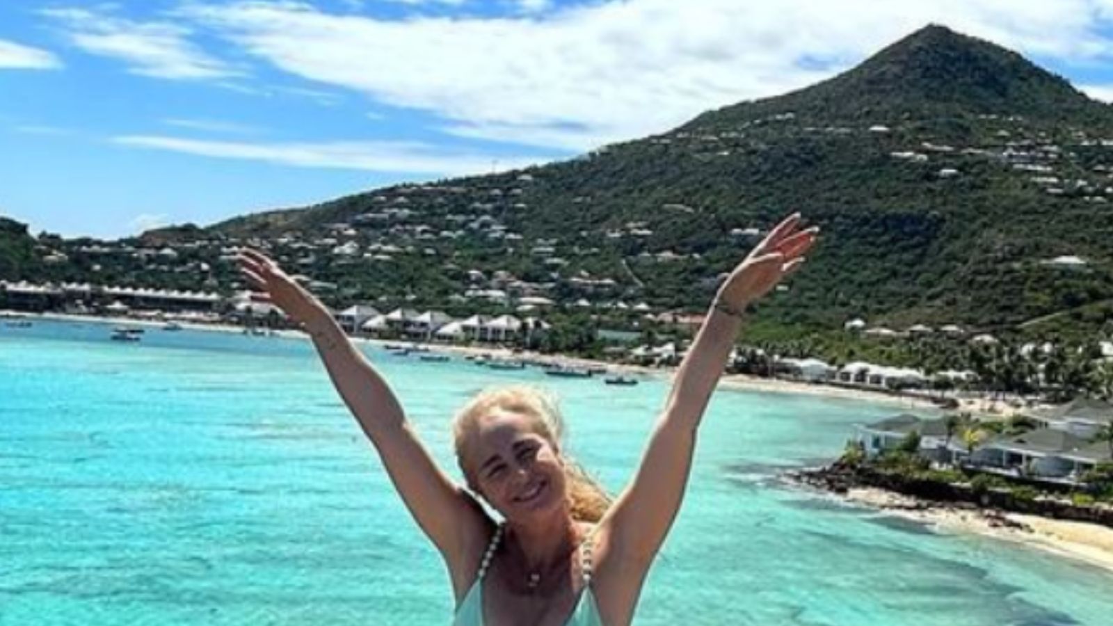 Angelica aposta em biquíni da cor do mar para curtir paisagem paradisíaca
