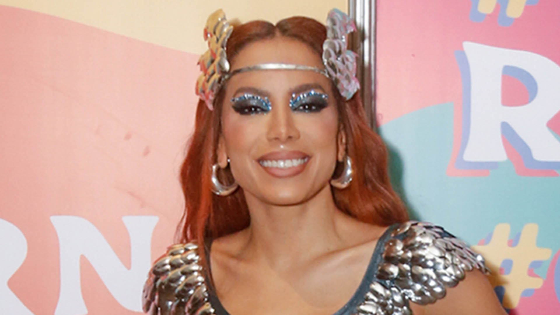 Anitta surge com a barriga de fora em look justo para curtir o carnaval