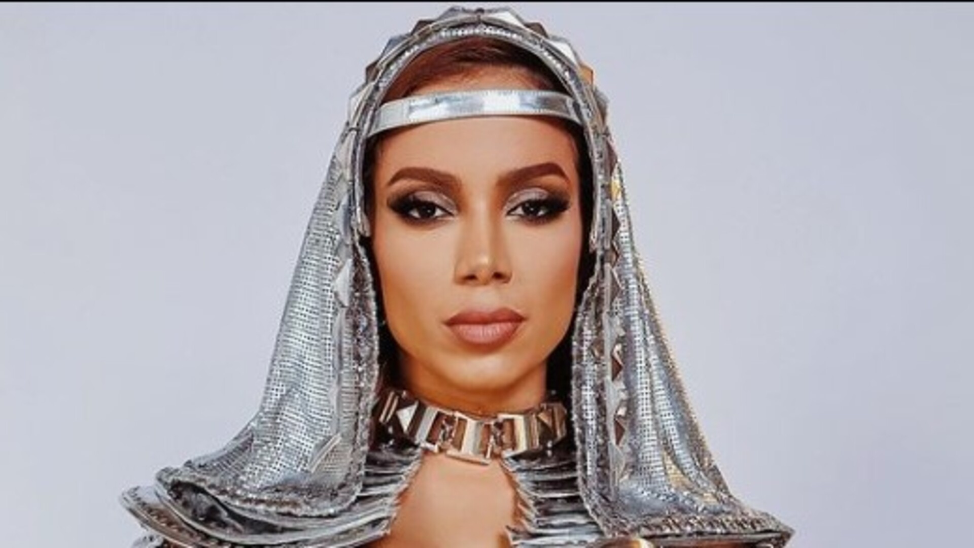 Anitta recebe chuva de elogios ao escolher look prateado para Carnaval em Salvador