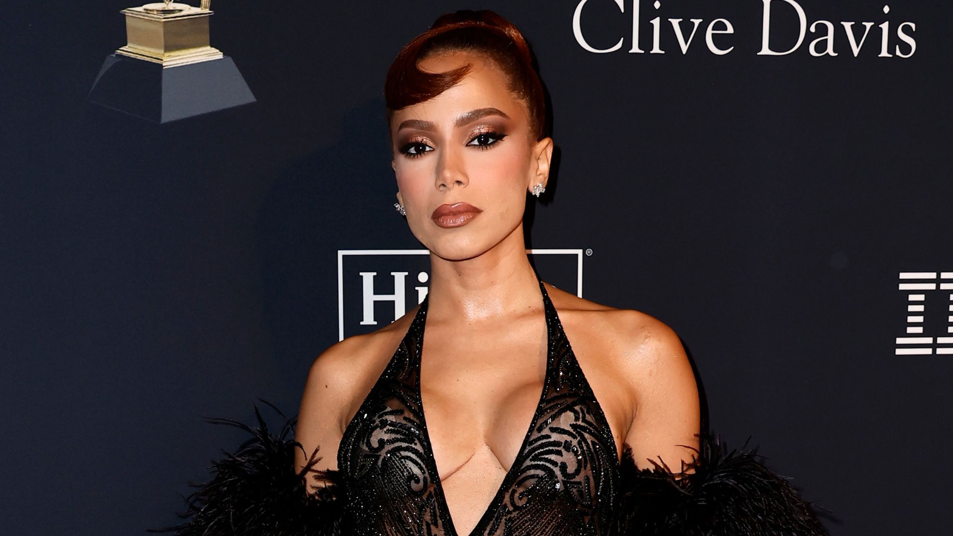 Anitta surge deslumbrante em festa de gala pré-Grammy