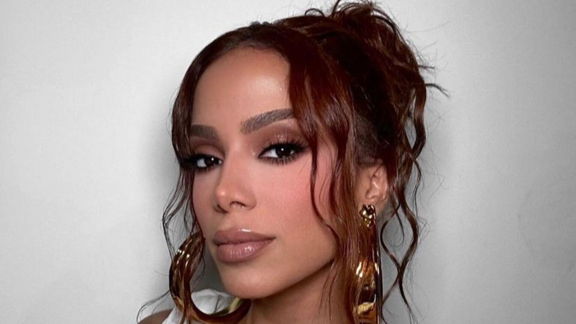 Anitta surge estilosa ao compartilhar fotos mostrando seus looks para festa pré Grammy