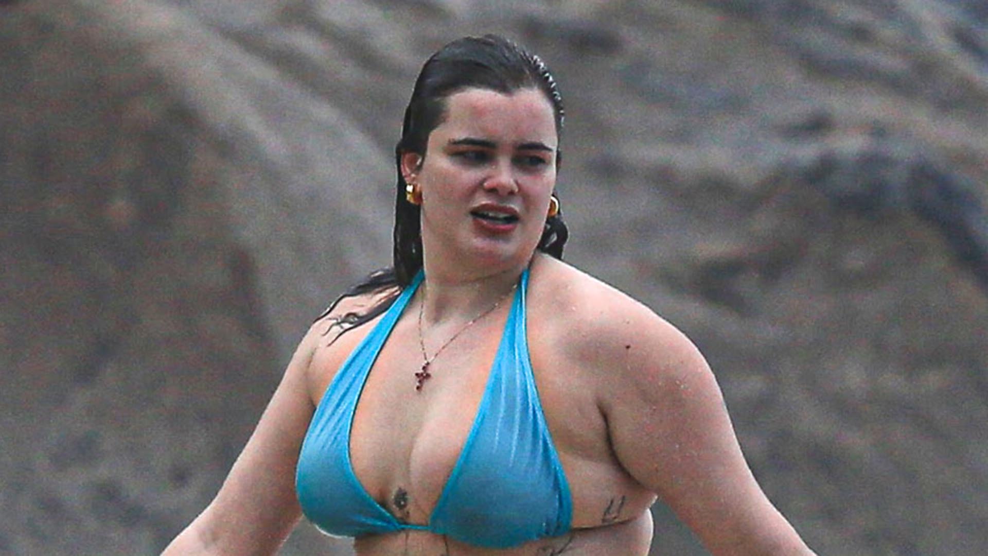 Atriz de ‘Euphoria’, Barbie Ferreira renova o bronzeado em praia no Rio de Janeiro
