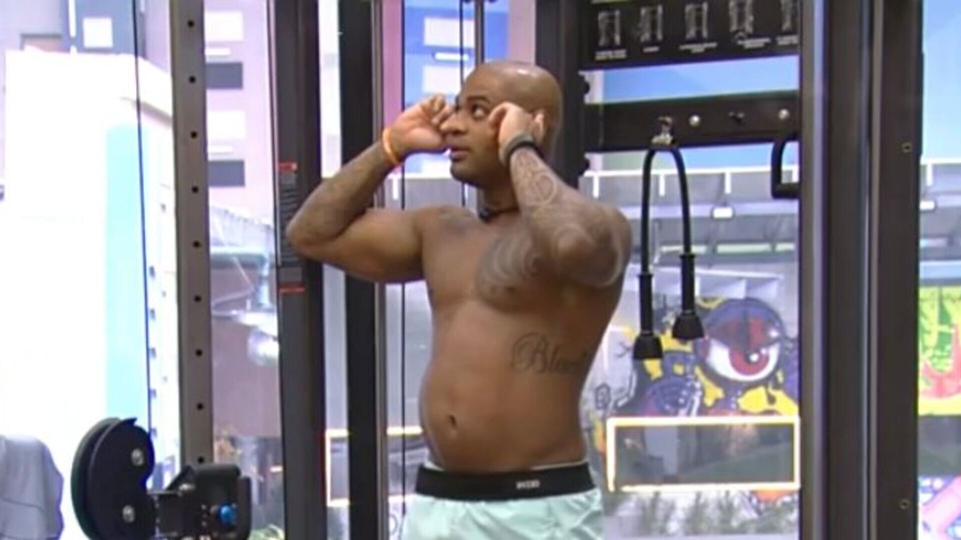 BBB 23: Cezar Black comenta que seu cachorrinho também usa perucas