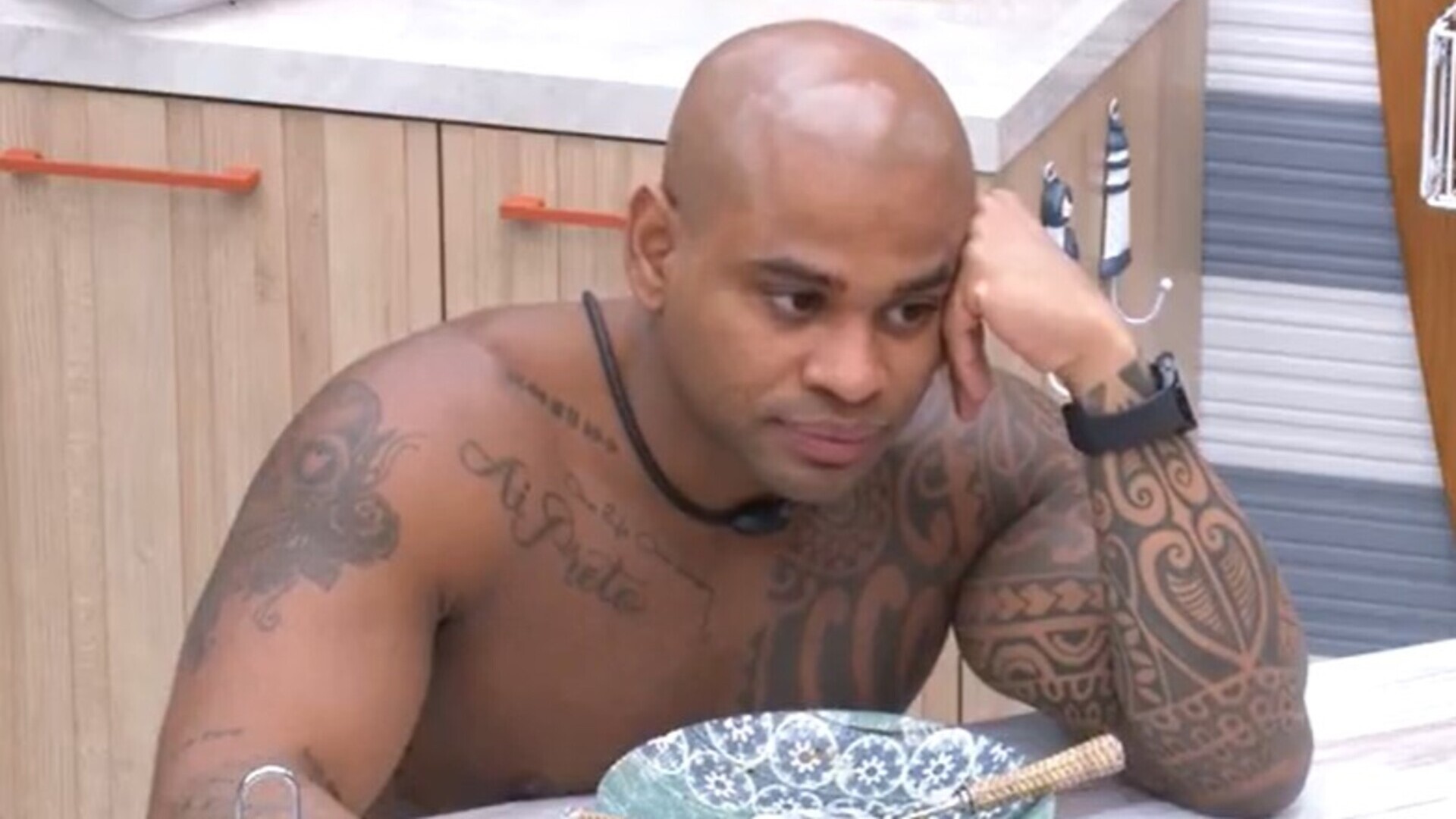 BBB 23: Cezar Black avalia se deveria conversar com “Cara de Sapato” após conflito