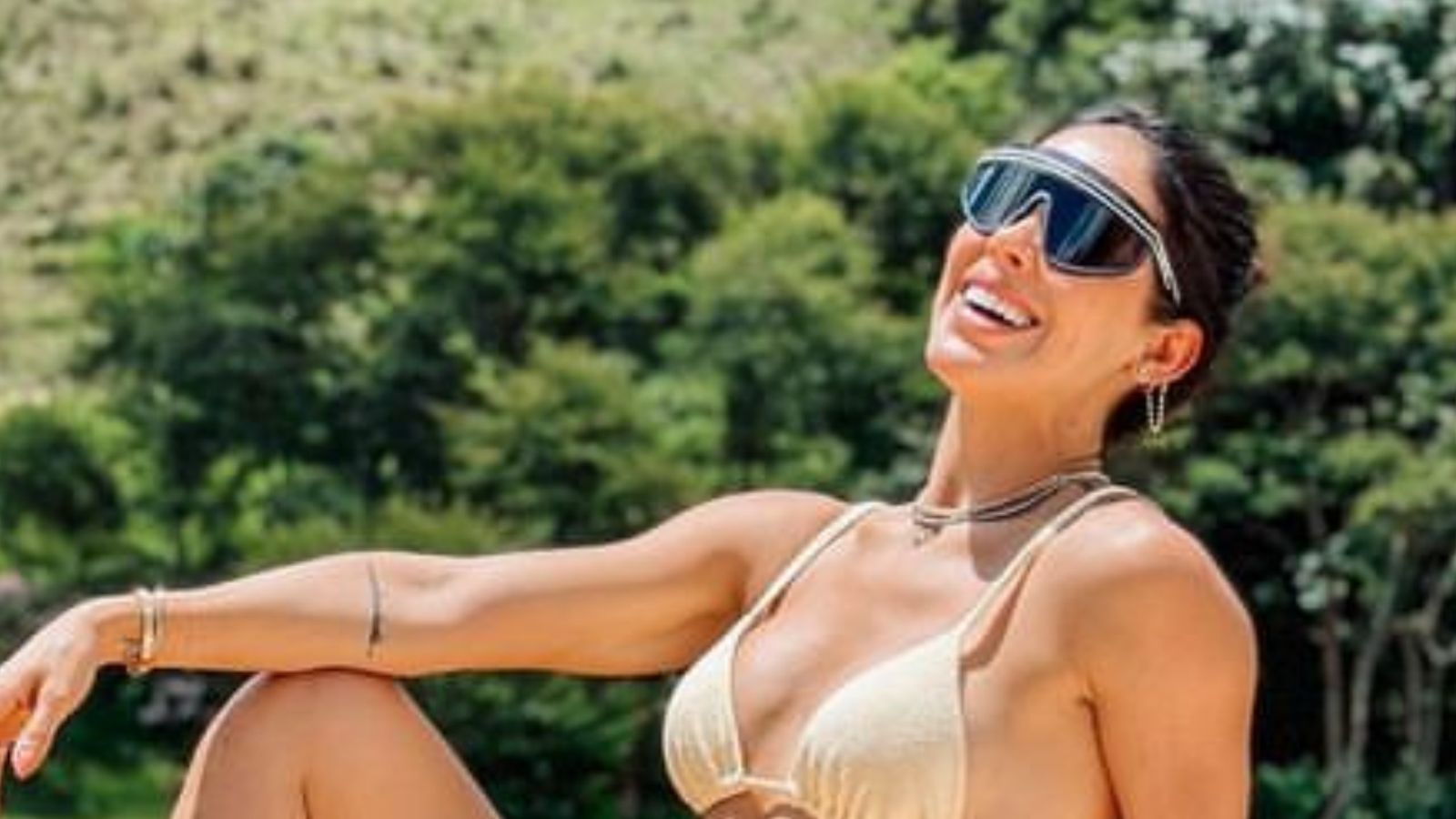 Em Minas Gerais, Bella Falconi ostenta barriga chapada em foto de biquíni