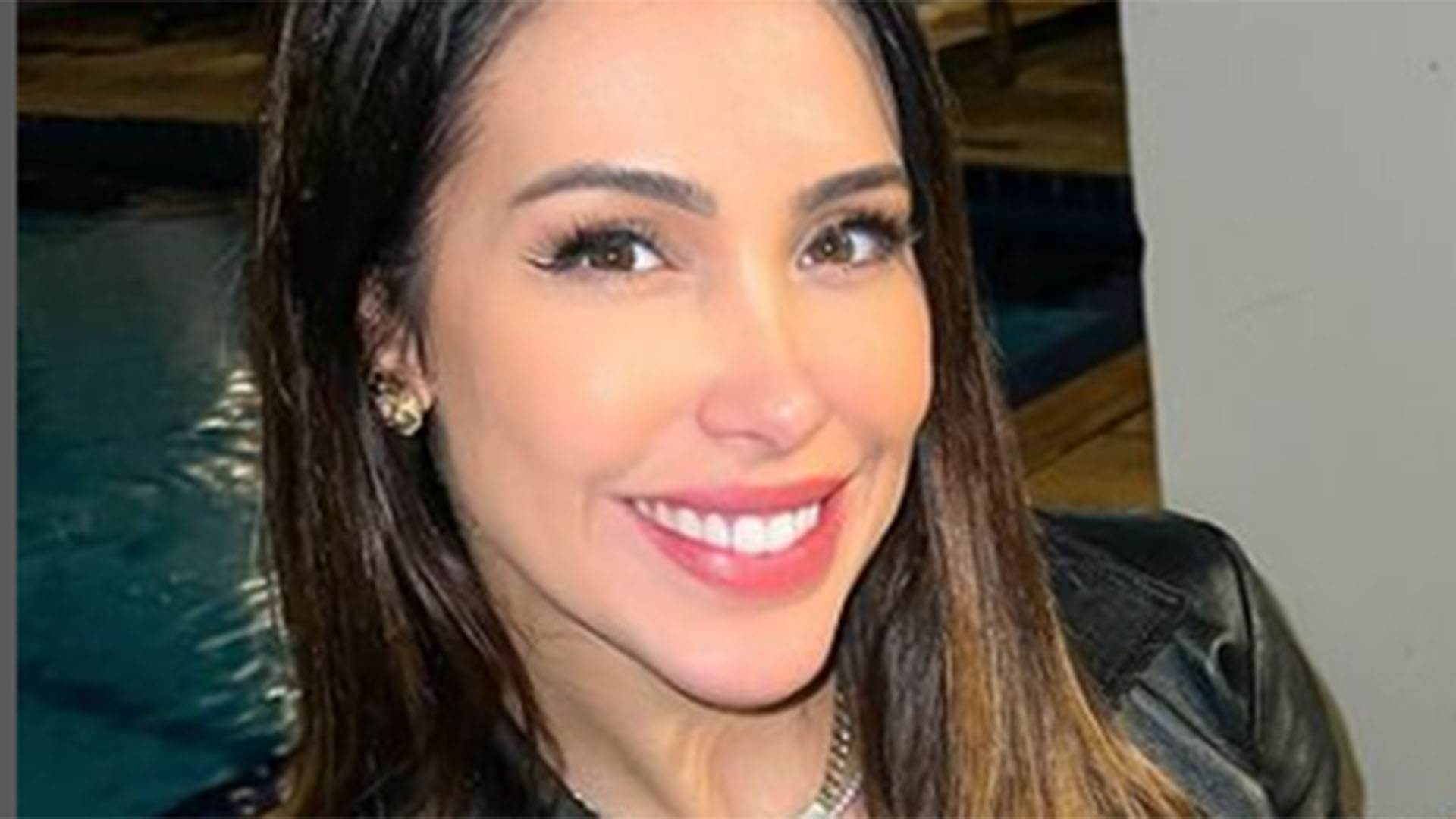 Bella Falconi monta um salão de beleza dentro de sua casa