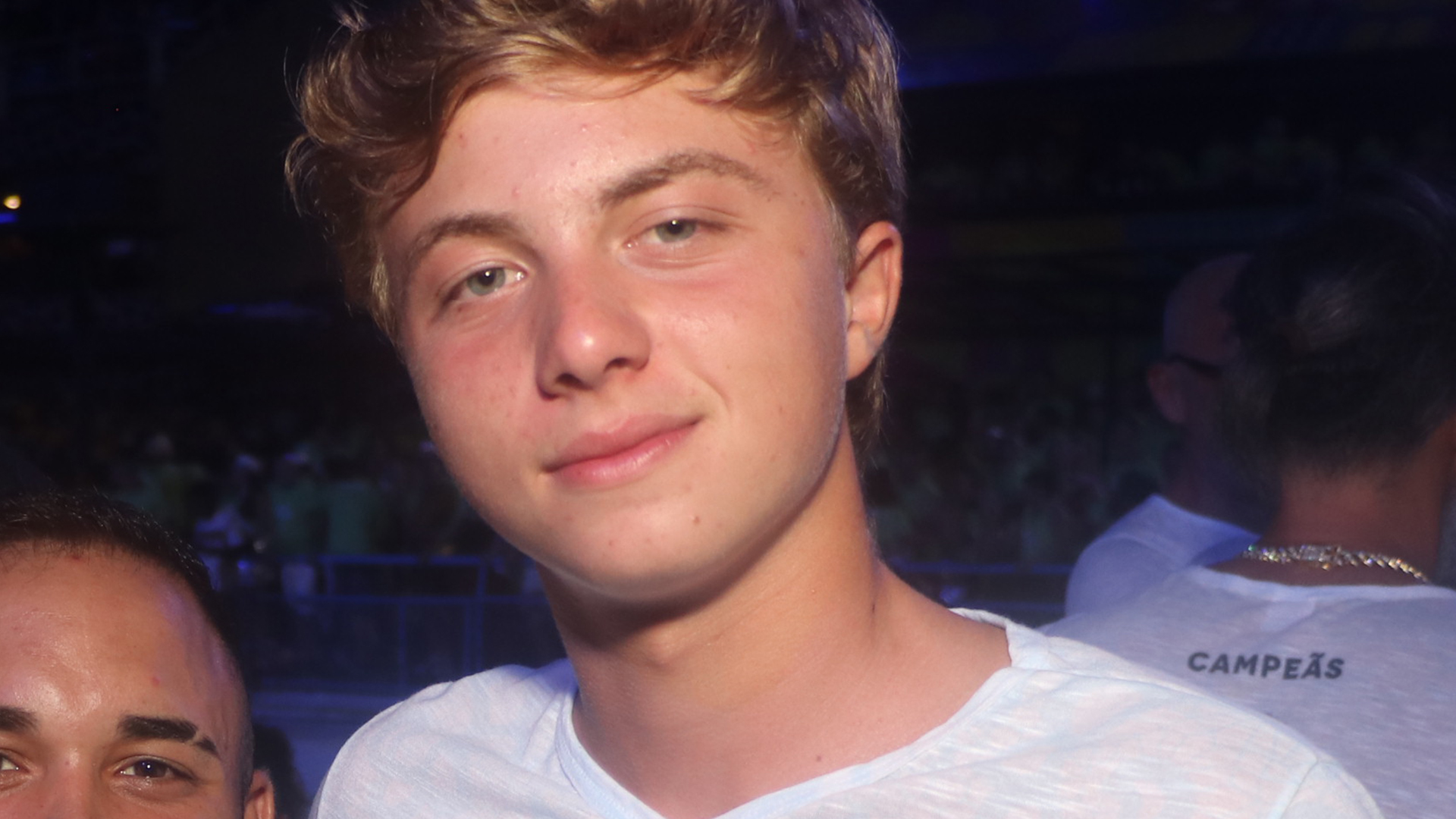 Filho de Luciano Huck e Angélica curte noitada na Sapucaí