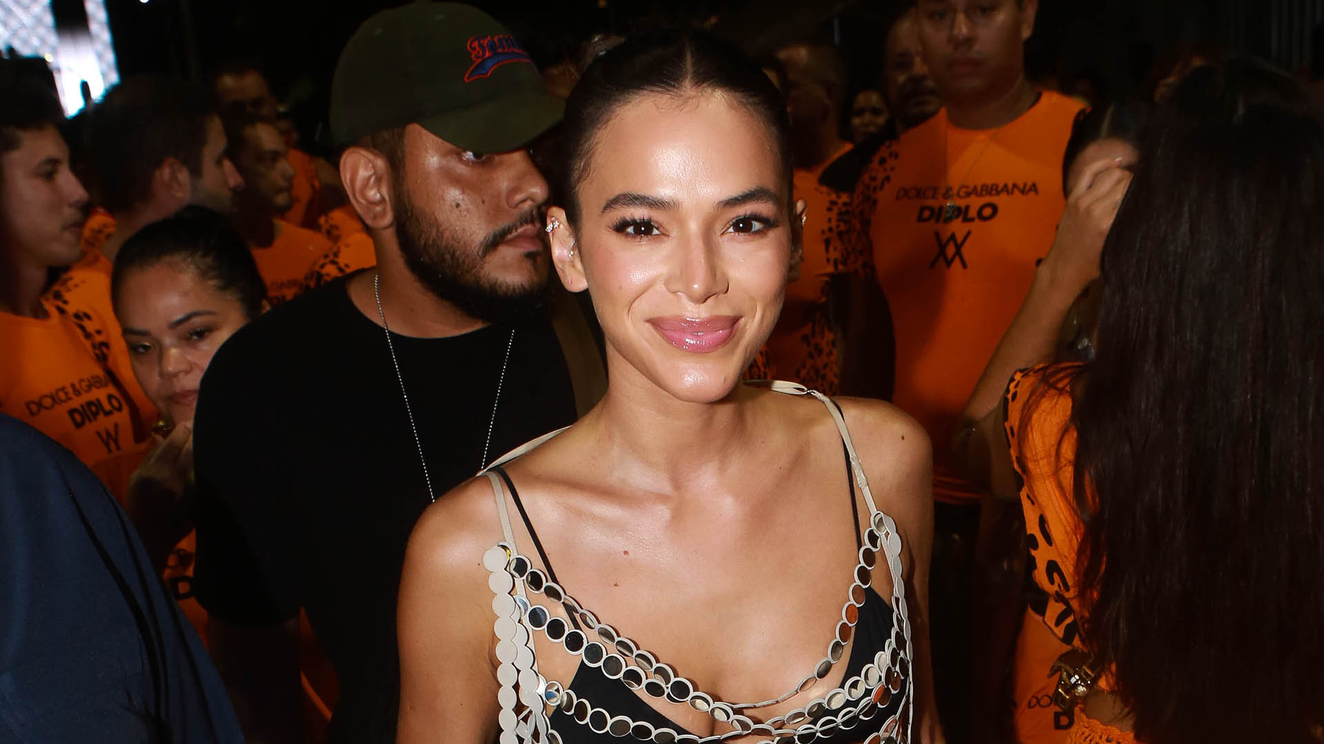 Bruna Marquezine surpreende ao surgir de calça jeans de cintura baixa no carnaval