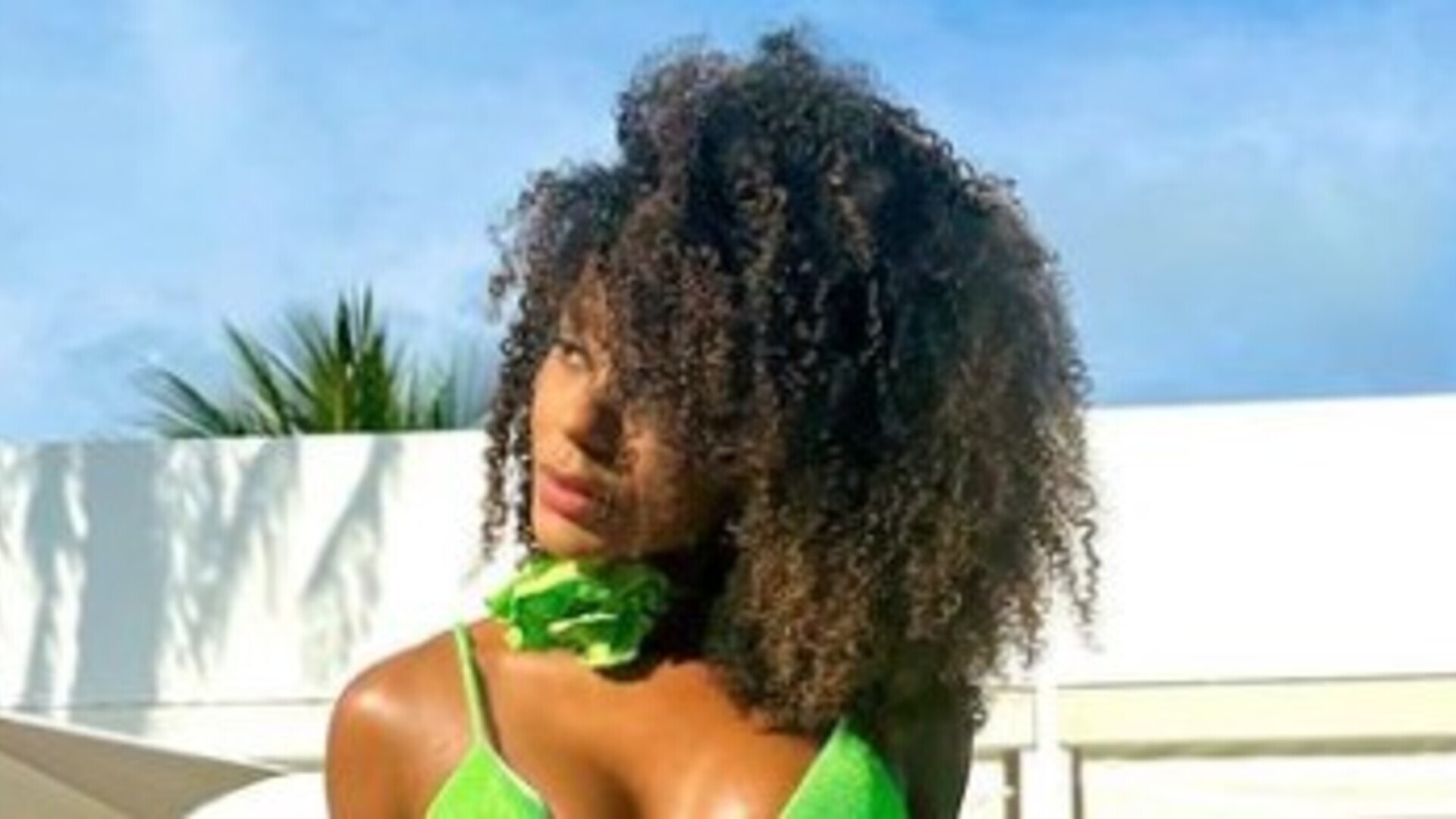 Brunna Gonçalves esbanja beleza e boa forma ao posar apenas de biquíni