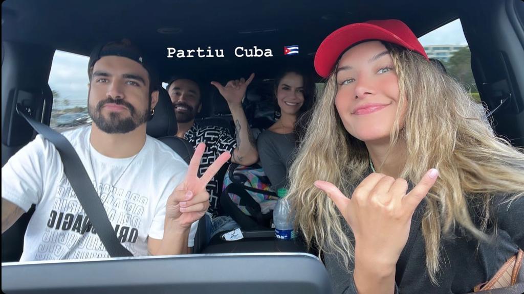 Partiu! Caio Castro viaja para Cuba com amigos e a namorada