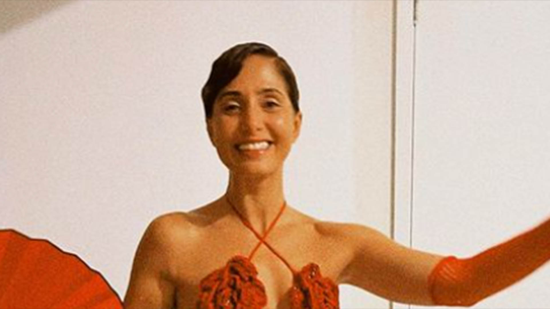 Camila Pitanga surge com fantasia ousada em dia de carnaval