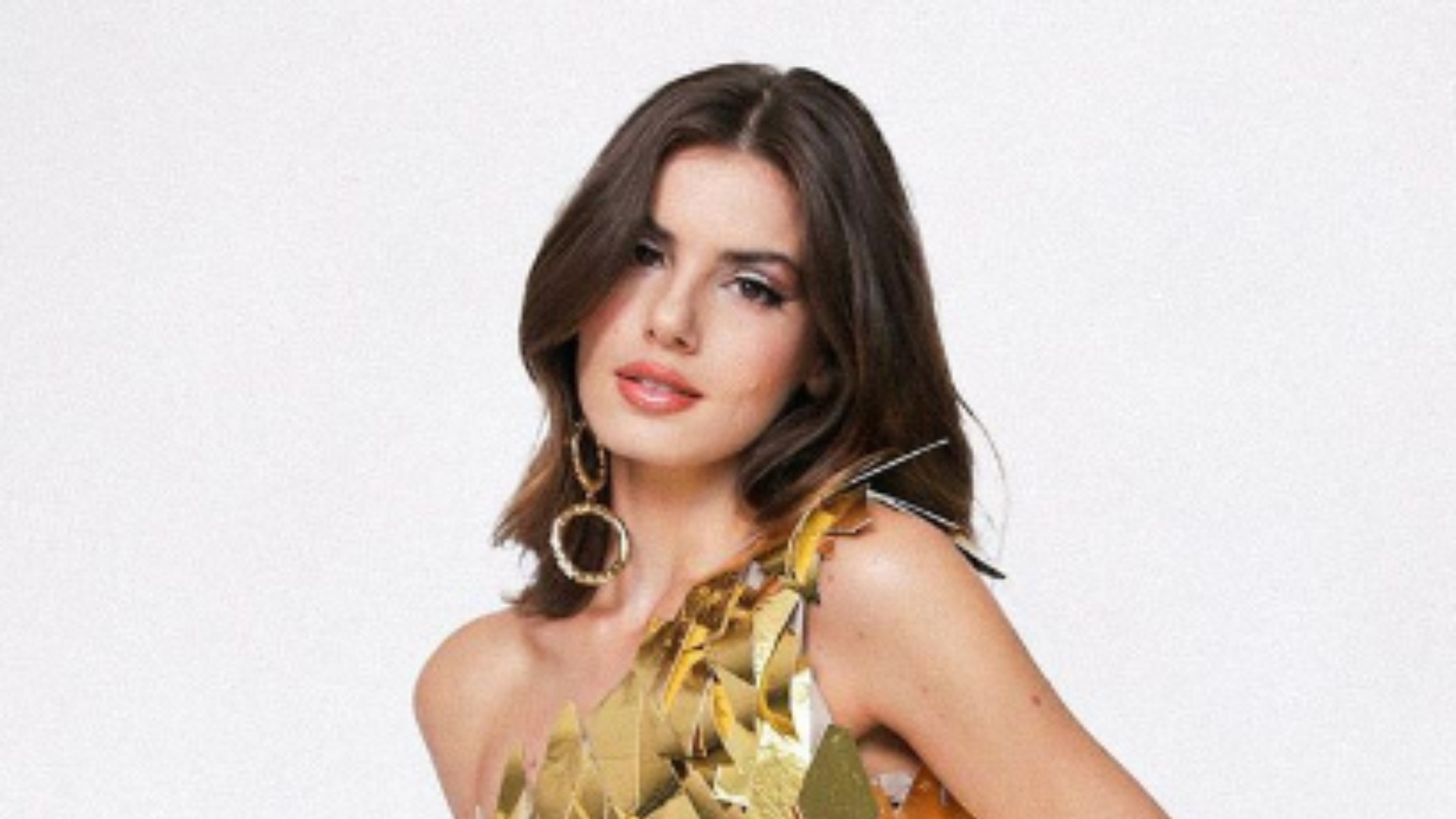 Camila Queiroz vai embora de camarote correndo após faturar grana alta: ‘Acabou meu contrato’
