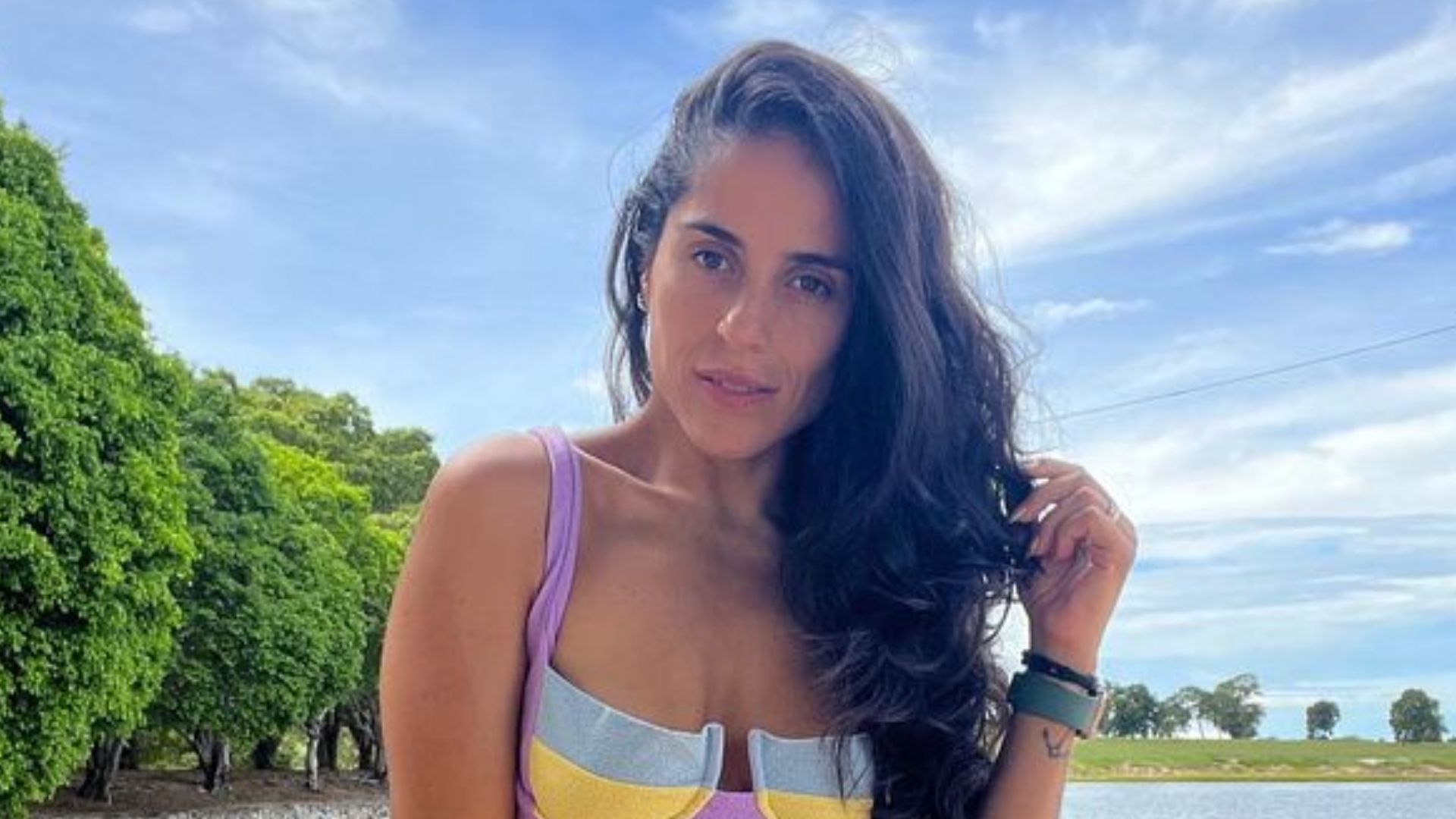 Aos 37 anos, Camilla Camargo esbanja corpão em biquíni decotado: “Deusa!”