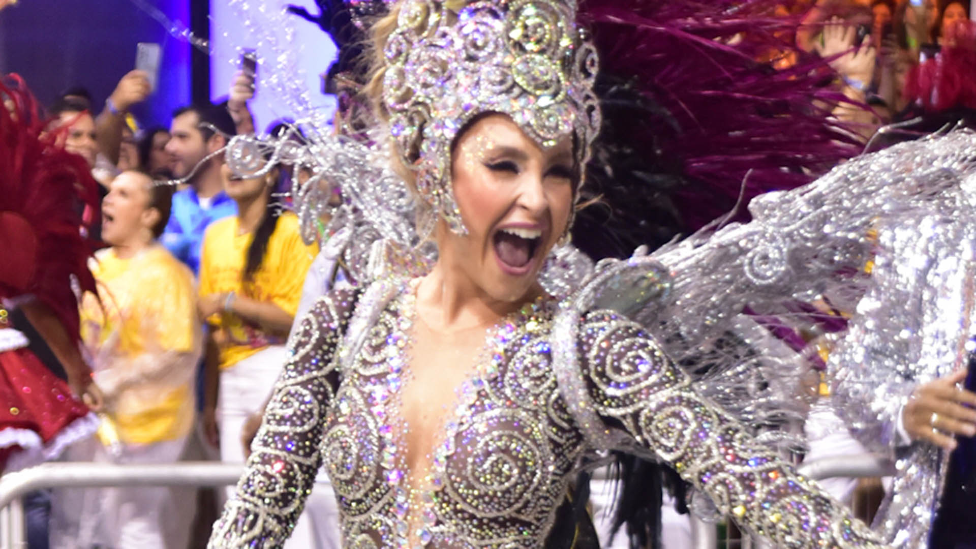 Carla Diaz samba debaixo de chuva com look cravejado de cristais