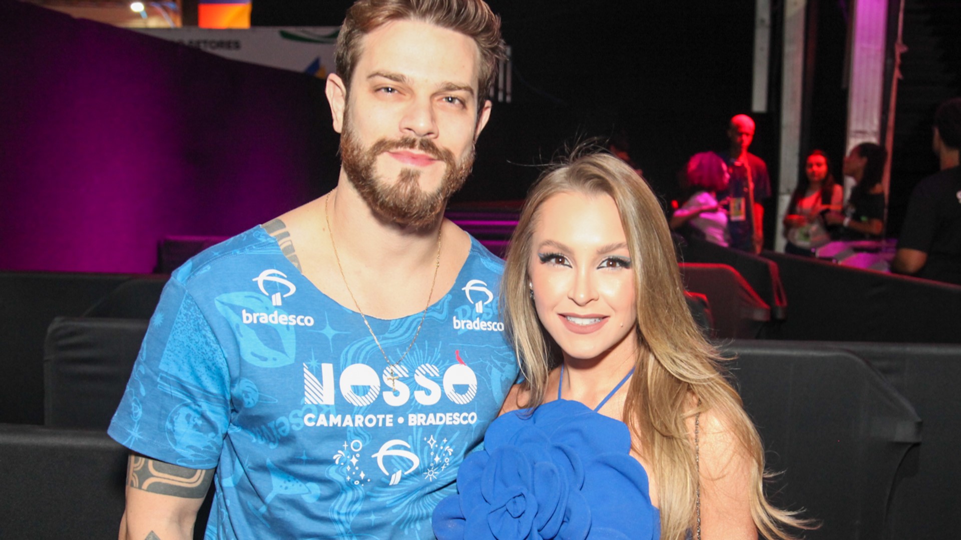 Após boatos de término, Carla Diaz posa com noivo em camarote