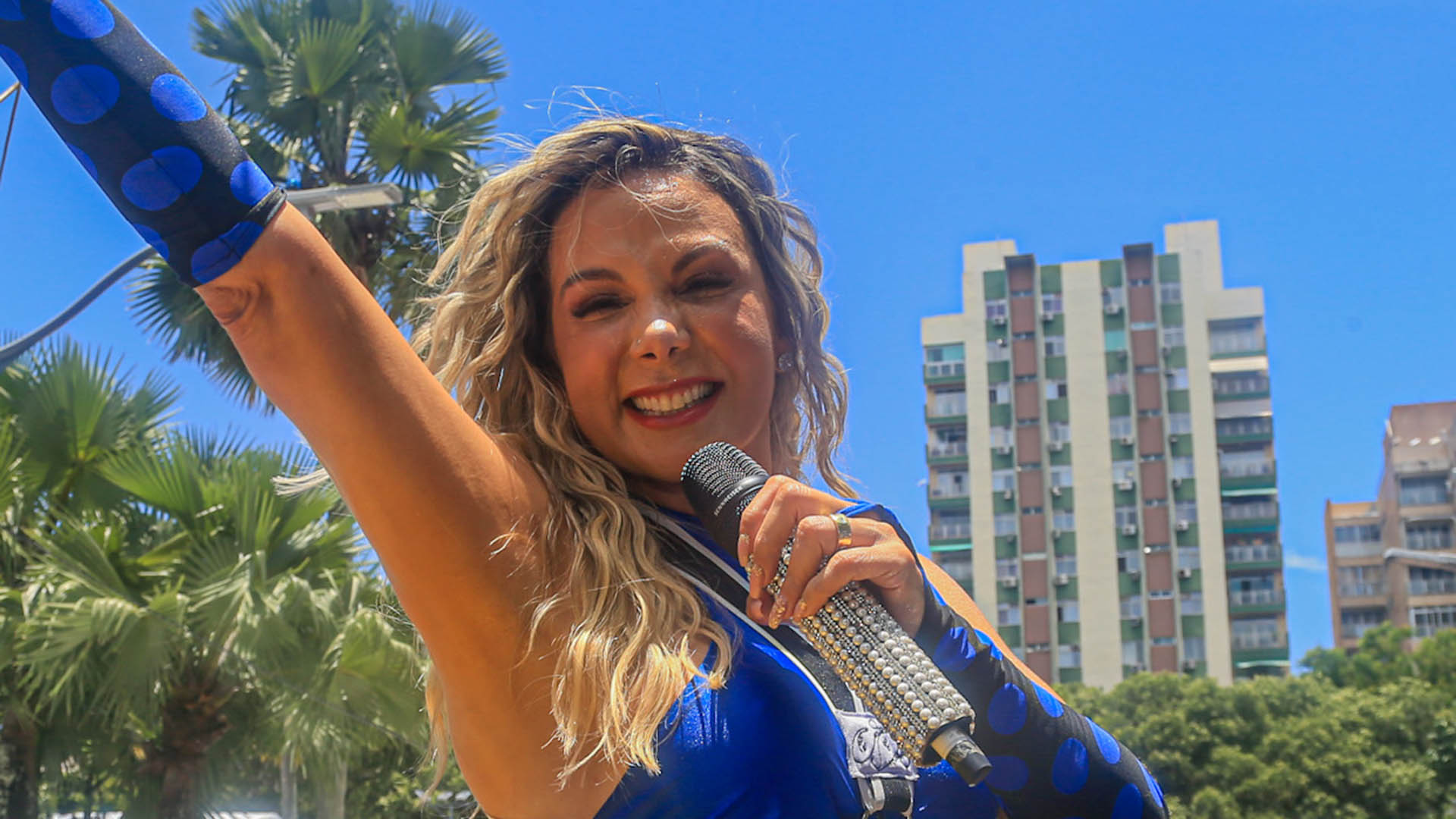 Carla Perez recria figurino do ‘É O Tchan’ para pular o carnaval em Salvador