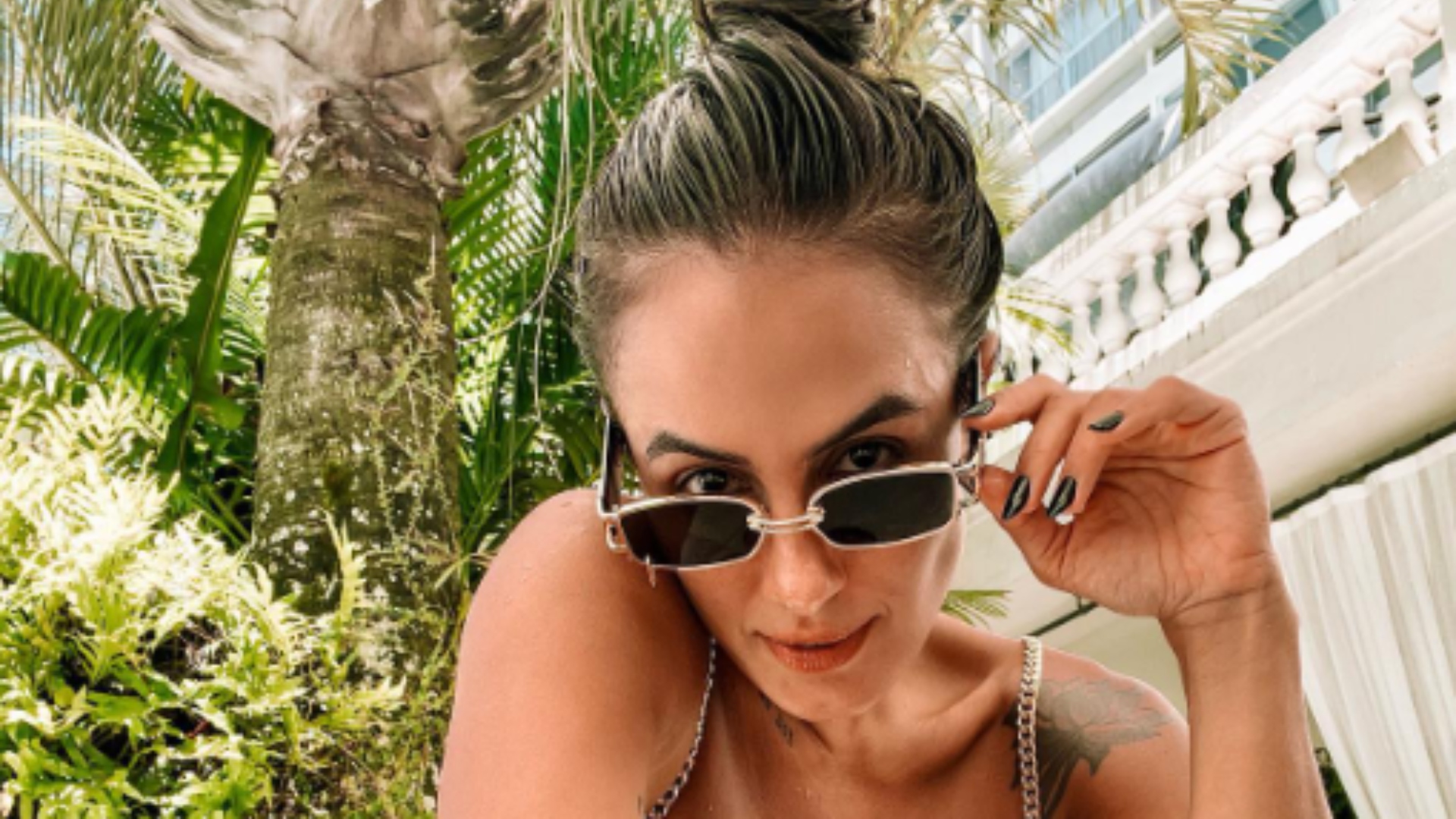 De biquíni cavado, Carol Peixinho ostenta barriga chapadíssima