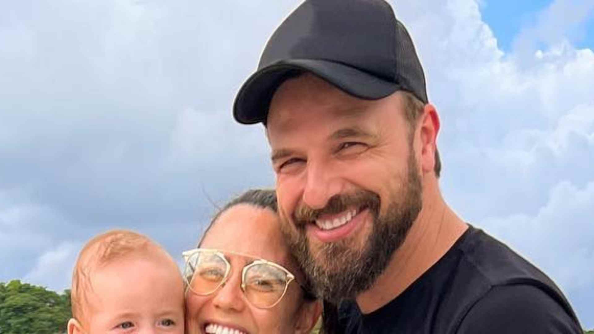 Com clique fofo em família, Cássio Reis celebra o oitavo mês do filho caçula: “Amor infinito”