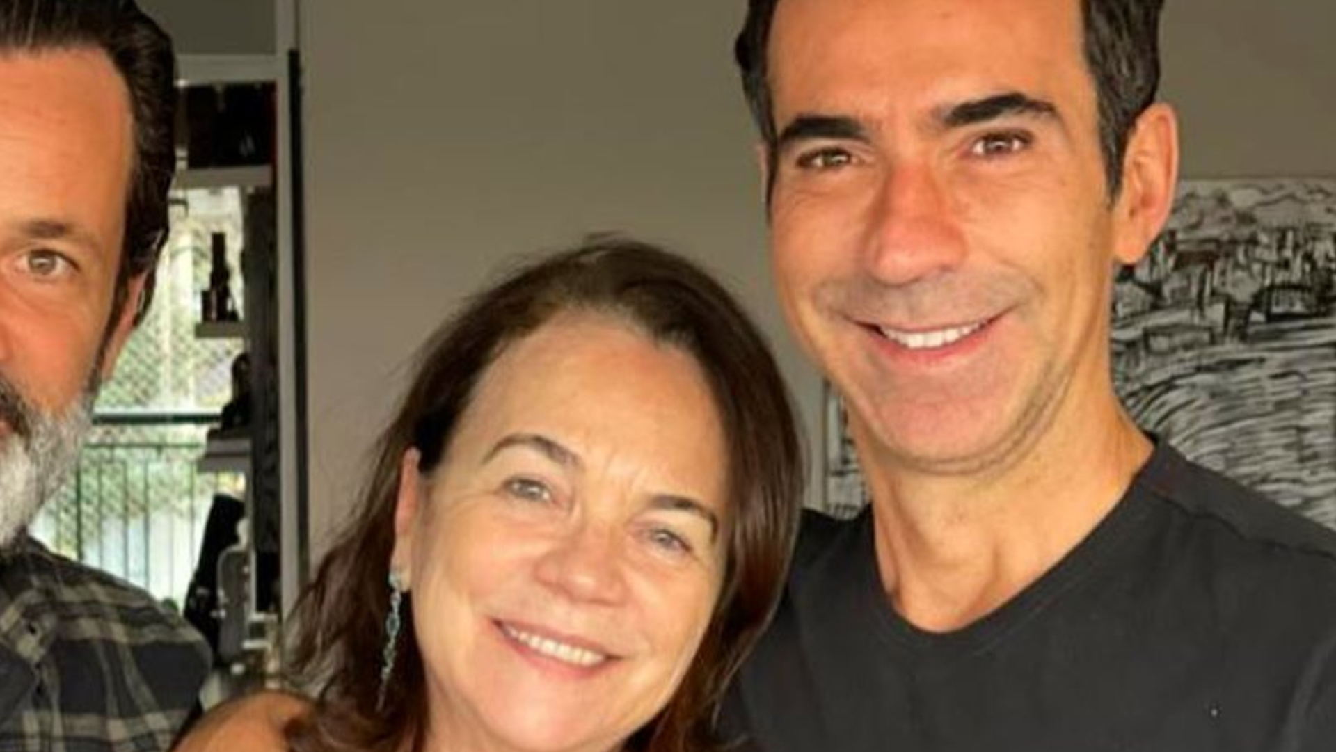 César Tralli comemora o aniversário da mãe falecida e surge com o irmão