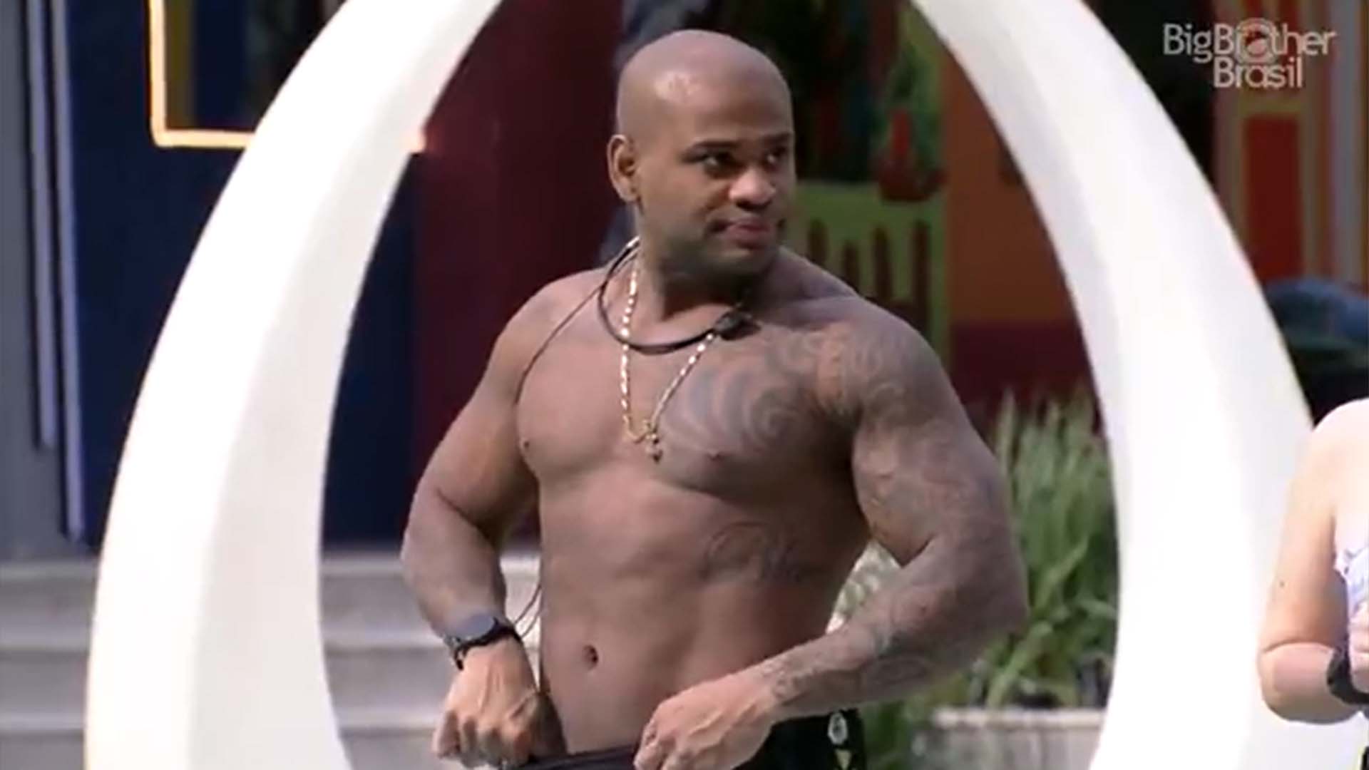 BBB 23: Cezar Black surge de sunga branca e Bruna Griphao reage: ‘Não tem condição!’